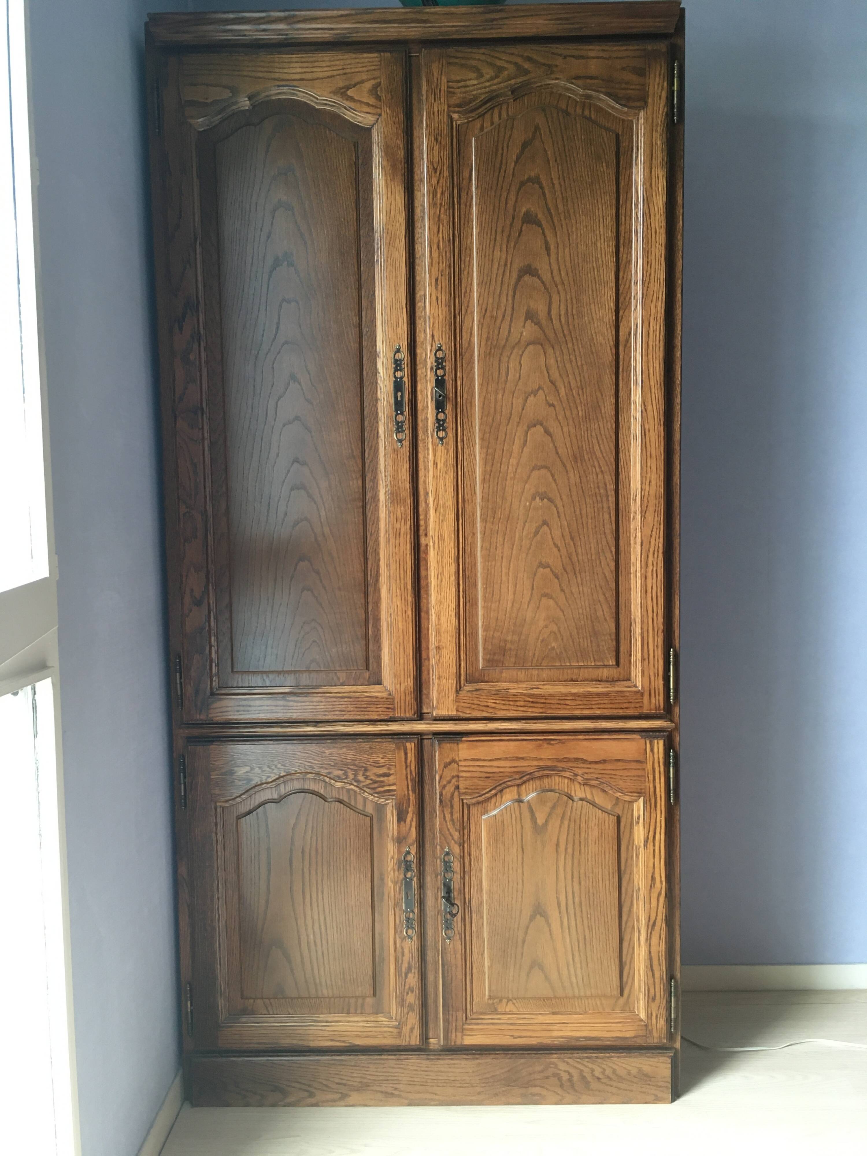Armoire en chêne massif à quatre portes avec clefs
