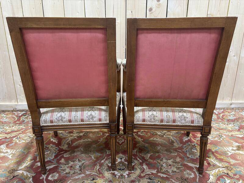 Paire de fauteuils à la reine de style Louis XVI