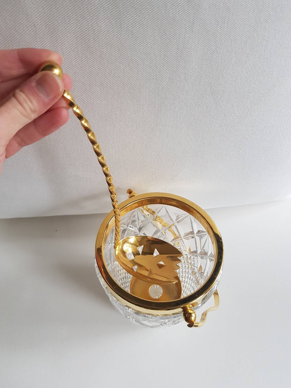 Seau à glace en cristal taillé du milieu du siècle Val Saint Lambert avec détails dorés et cuillère