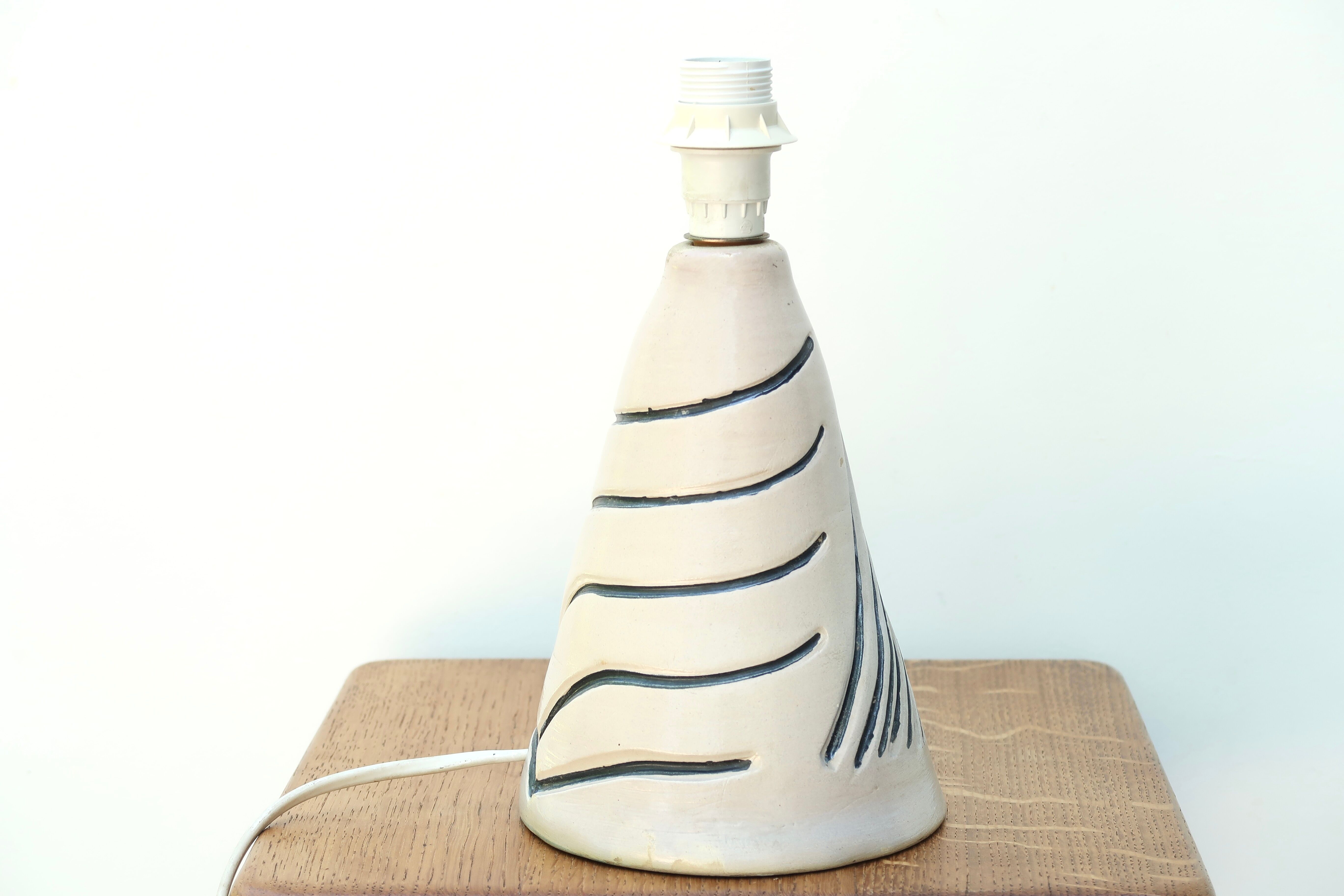 Lampe blanche et bleue en céramique, abat jour en raphia