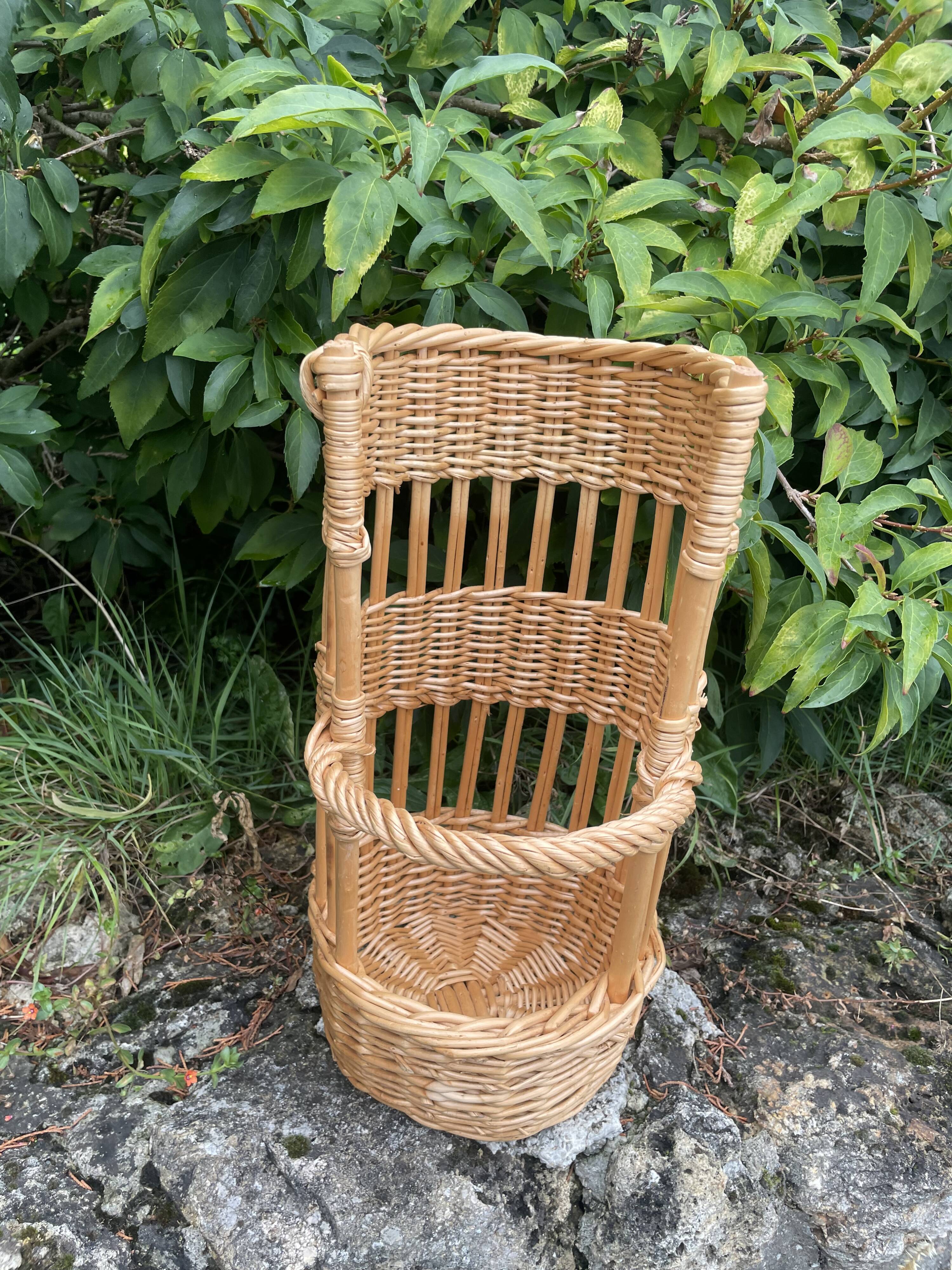 Small wicker bread basket