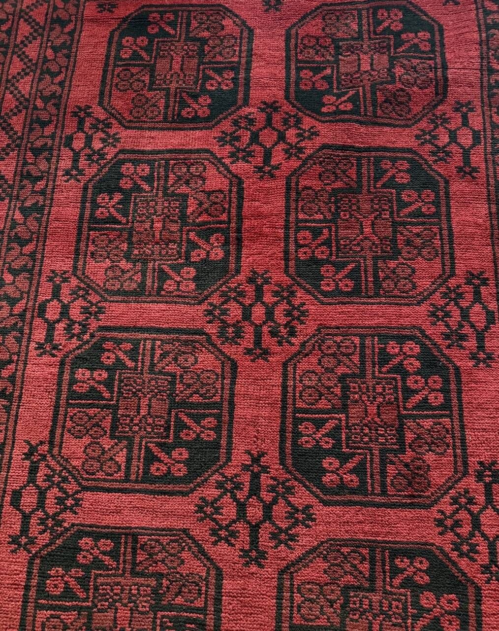 Bukhara carpet of Afghan origin, entirely hand-knotted. Dimensions: 254x154.