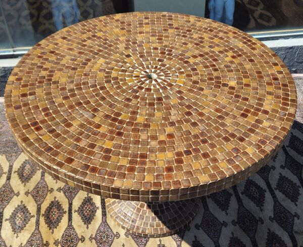 Table ronde en mosaïque de céramique émaillée – piètement central conique