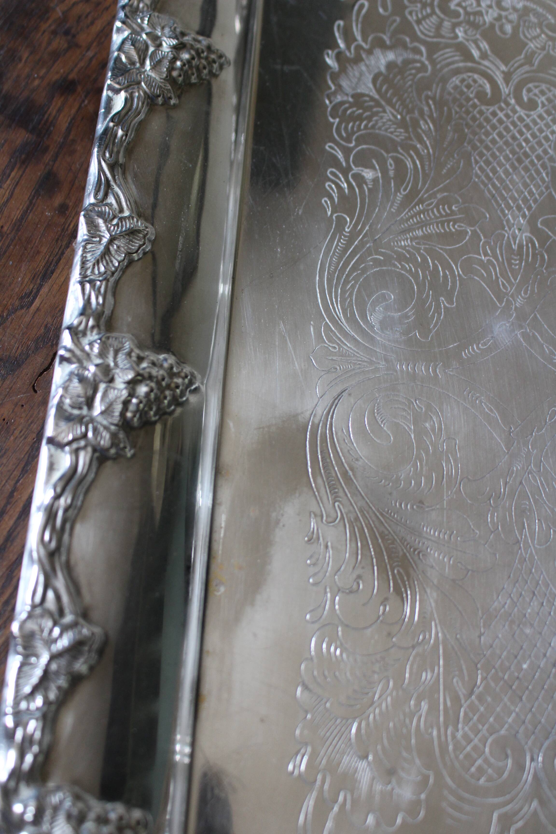 Rectangular metal serving tray with two handles Raisins