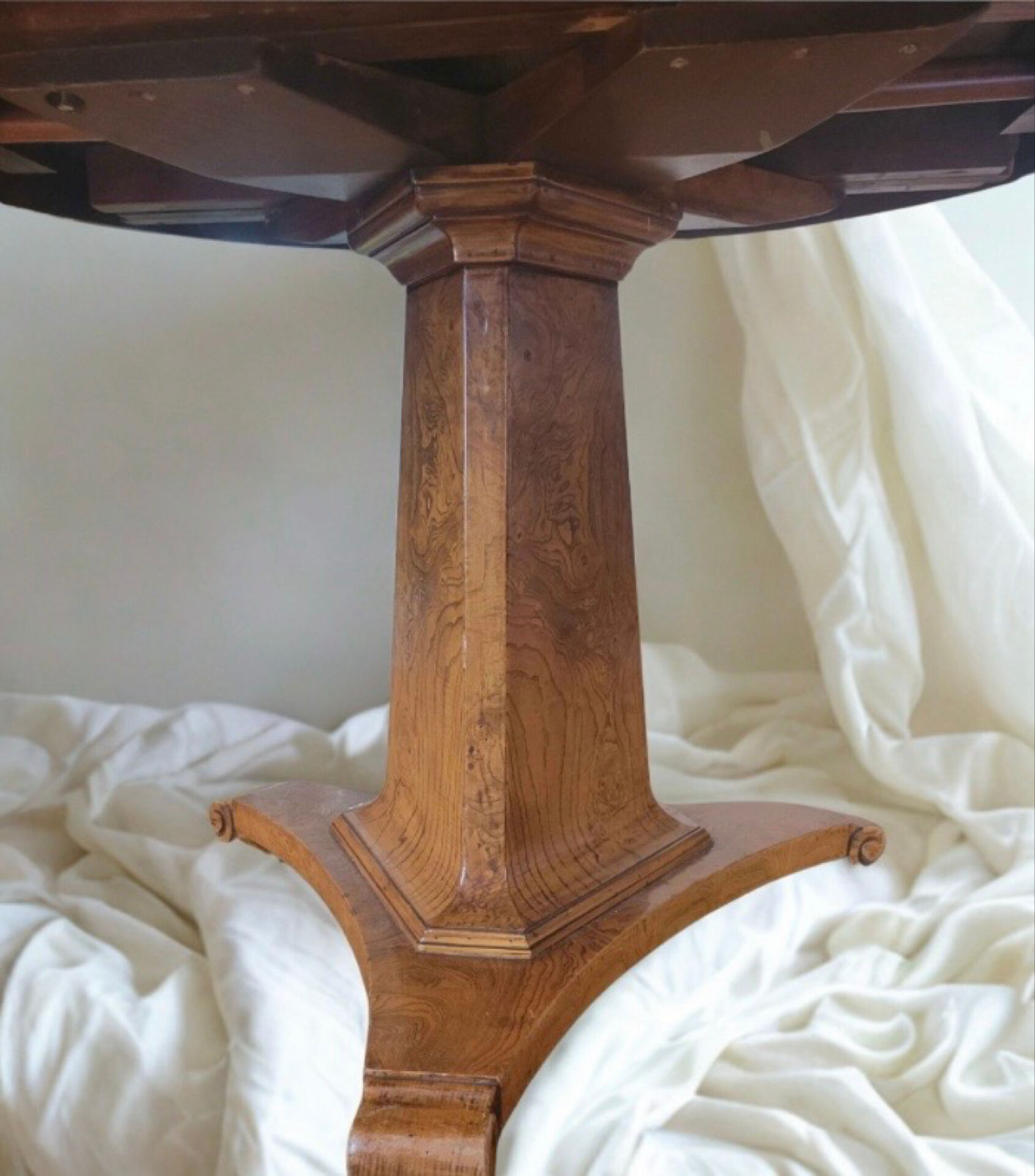 Table ronde extensible en loupe de bois aux magnifiques veinage
