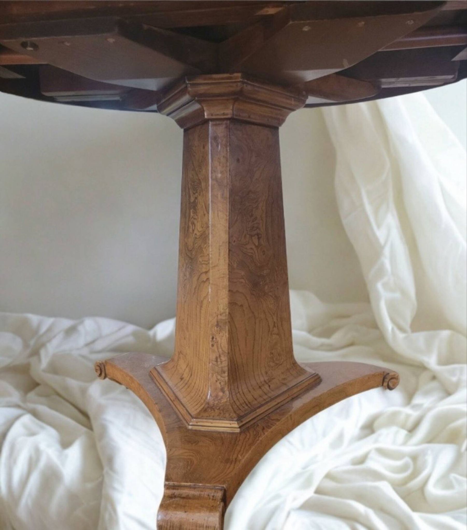 Extendable round table in wood burl with beautiful grain.