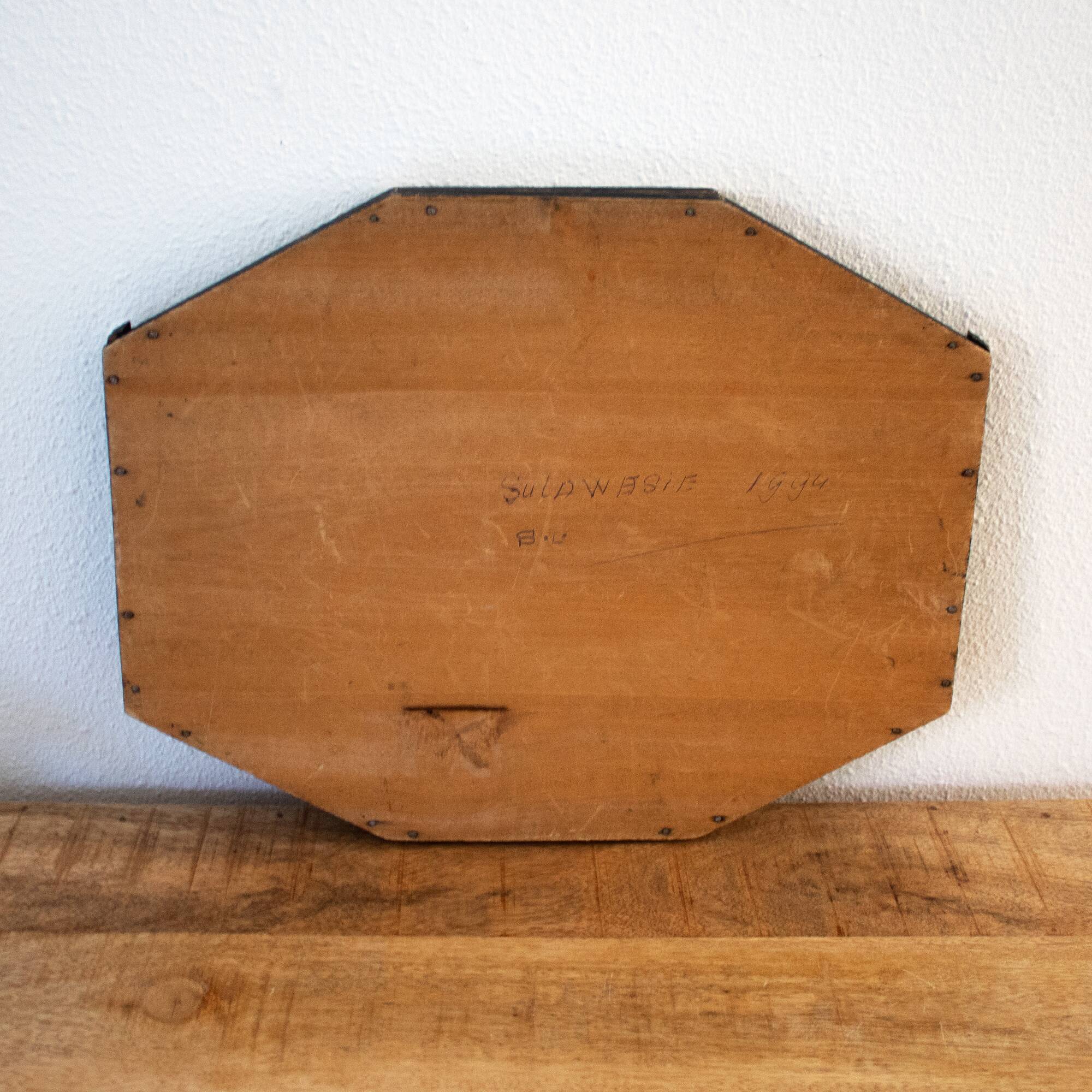 Plateau de service octogonal en bois Toraya indonésien sculpté à la main vintage