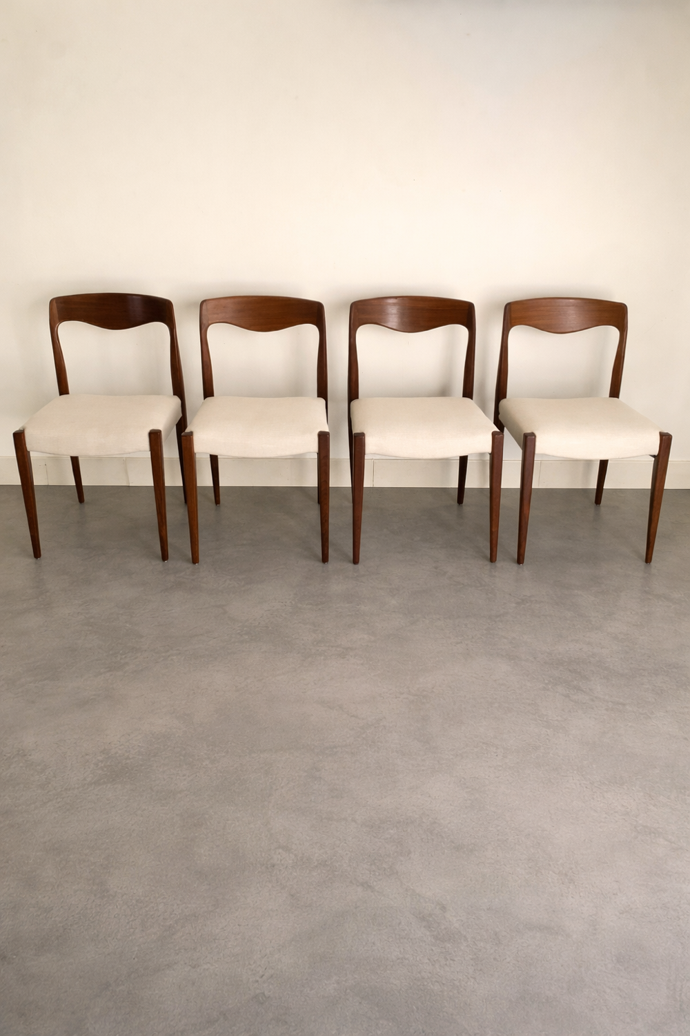 Set of 4 Scandinavian chairs in teak and fabric.