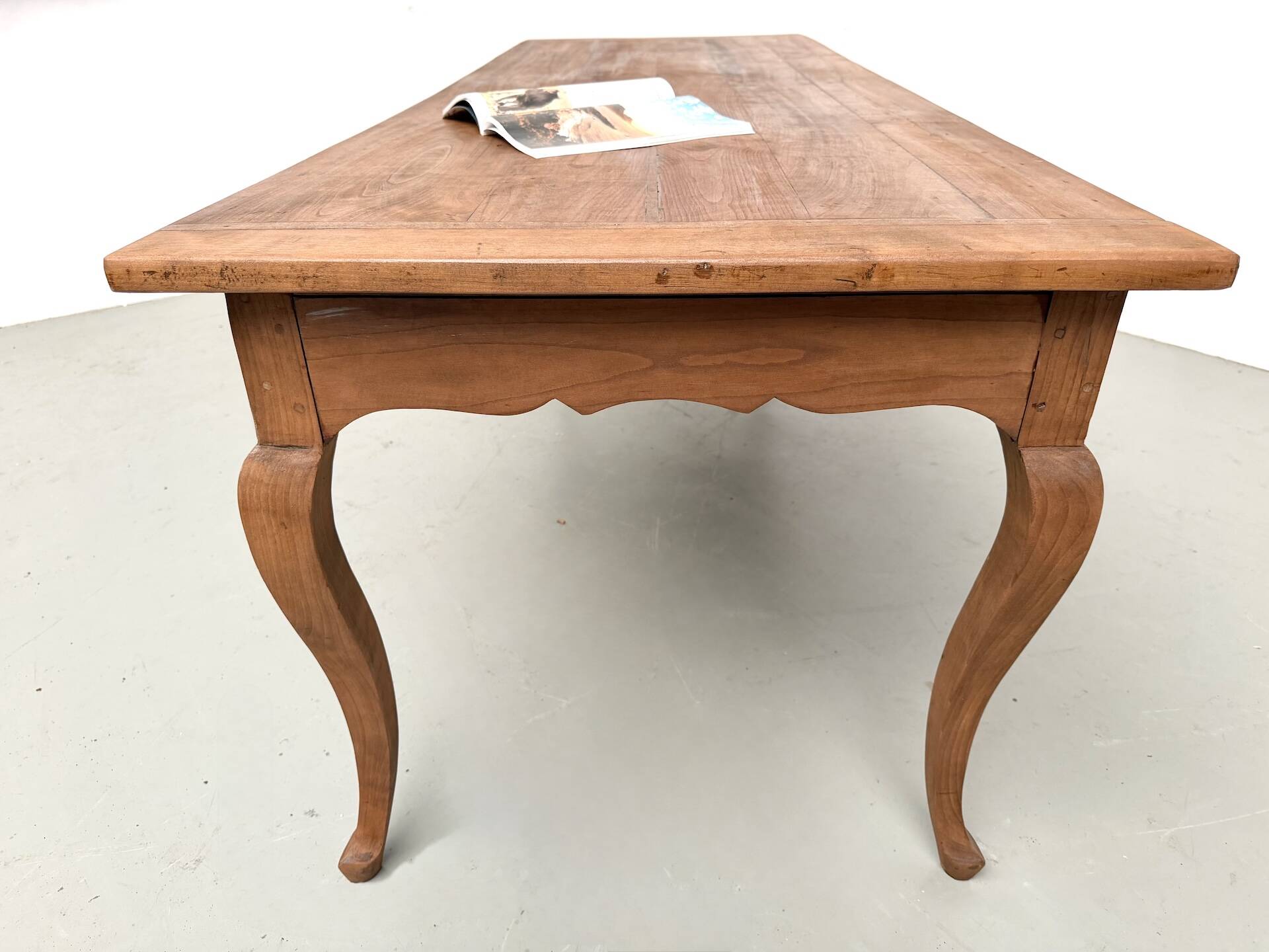 Grande table de ferme en merisier massif des années 1900