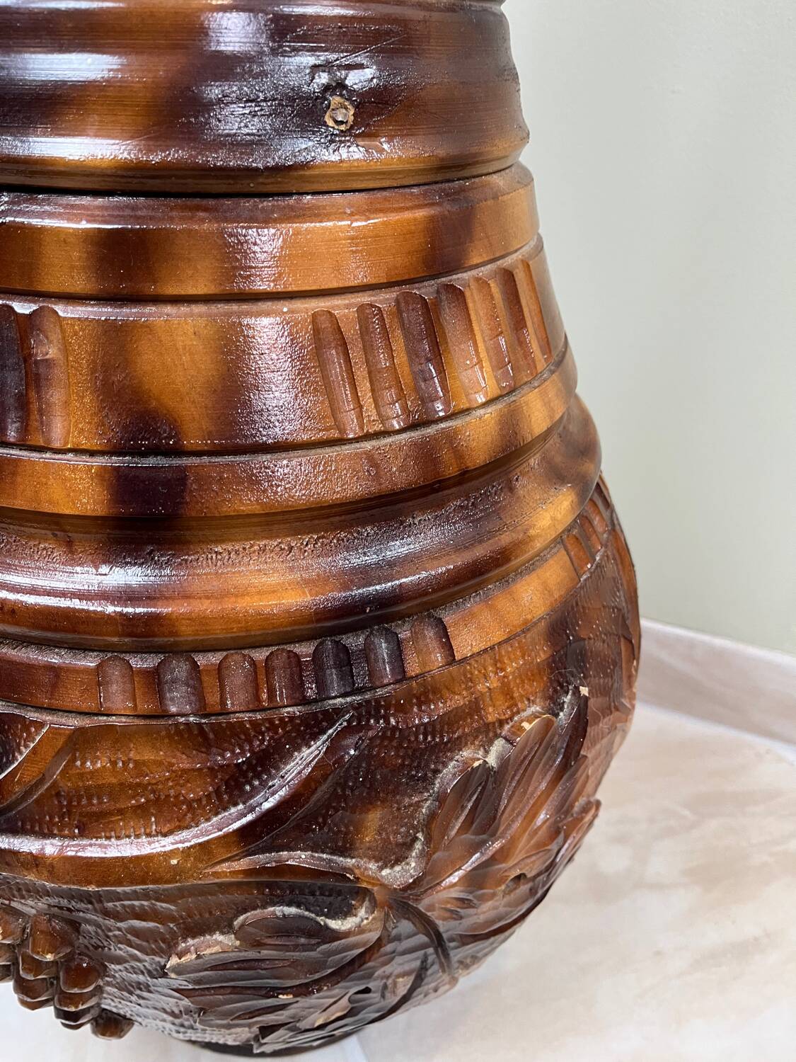 Important carved wooden jar
