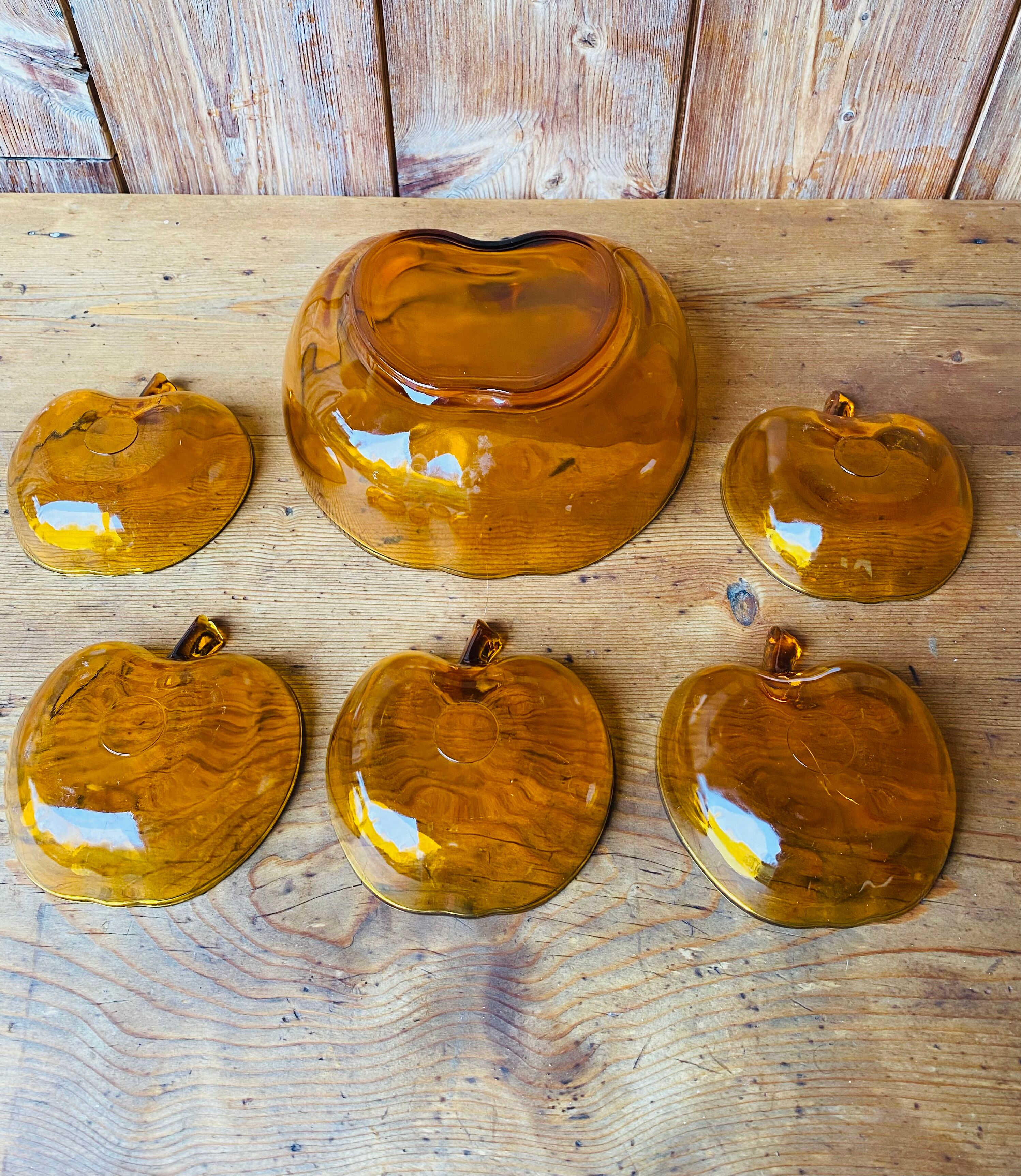 Salad bowl and apple raviers in amber glass 70 years