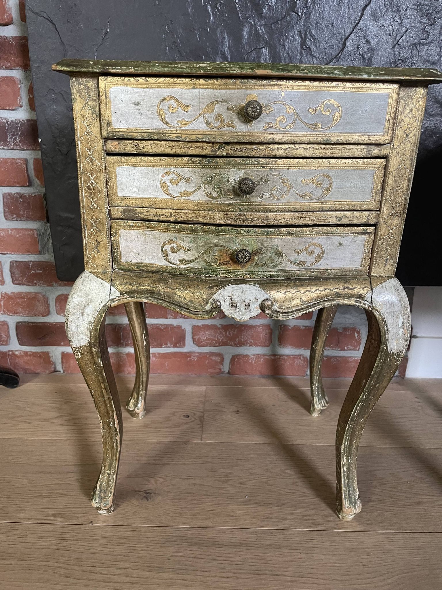 Bedside pair, 3 drawers, 1 drawer and a niche, painted golden wood, italian renaissance style