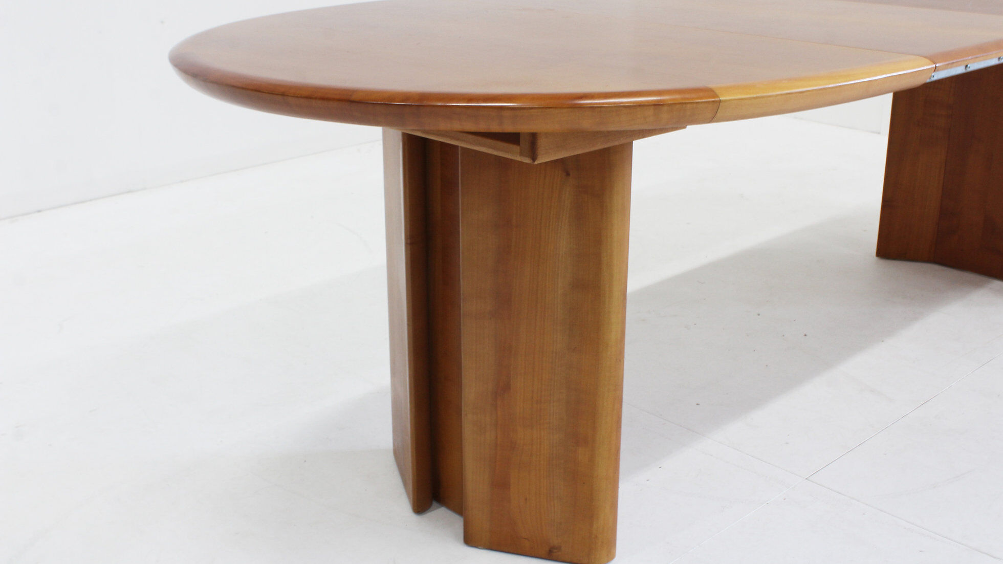 Vintage oval extendable dining table