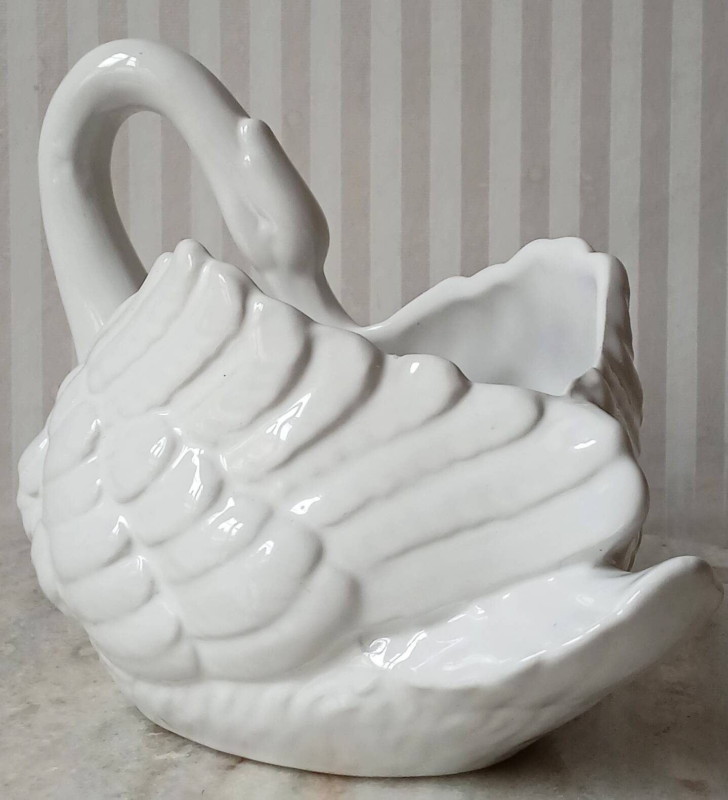 Ceramic swan plant pot