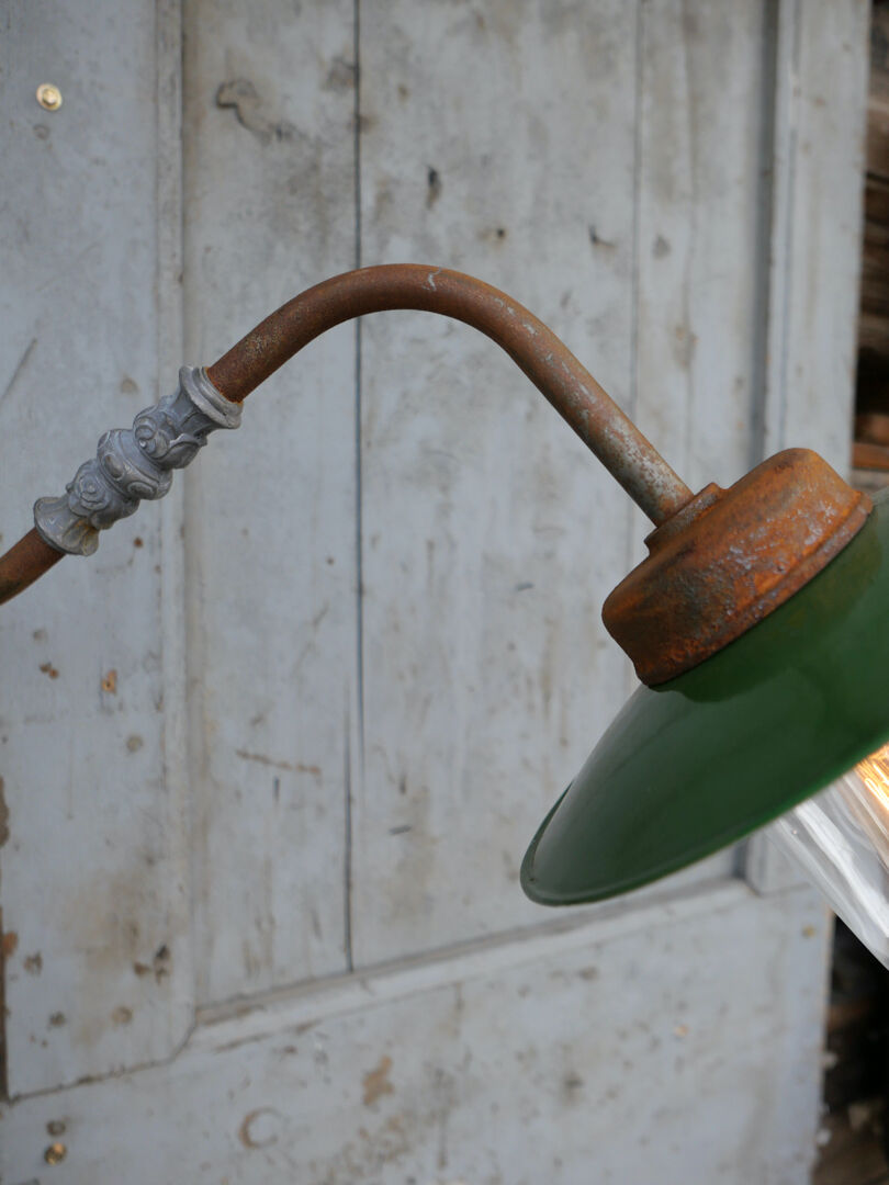 Apply metal and cast swan collar