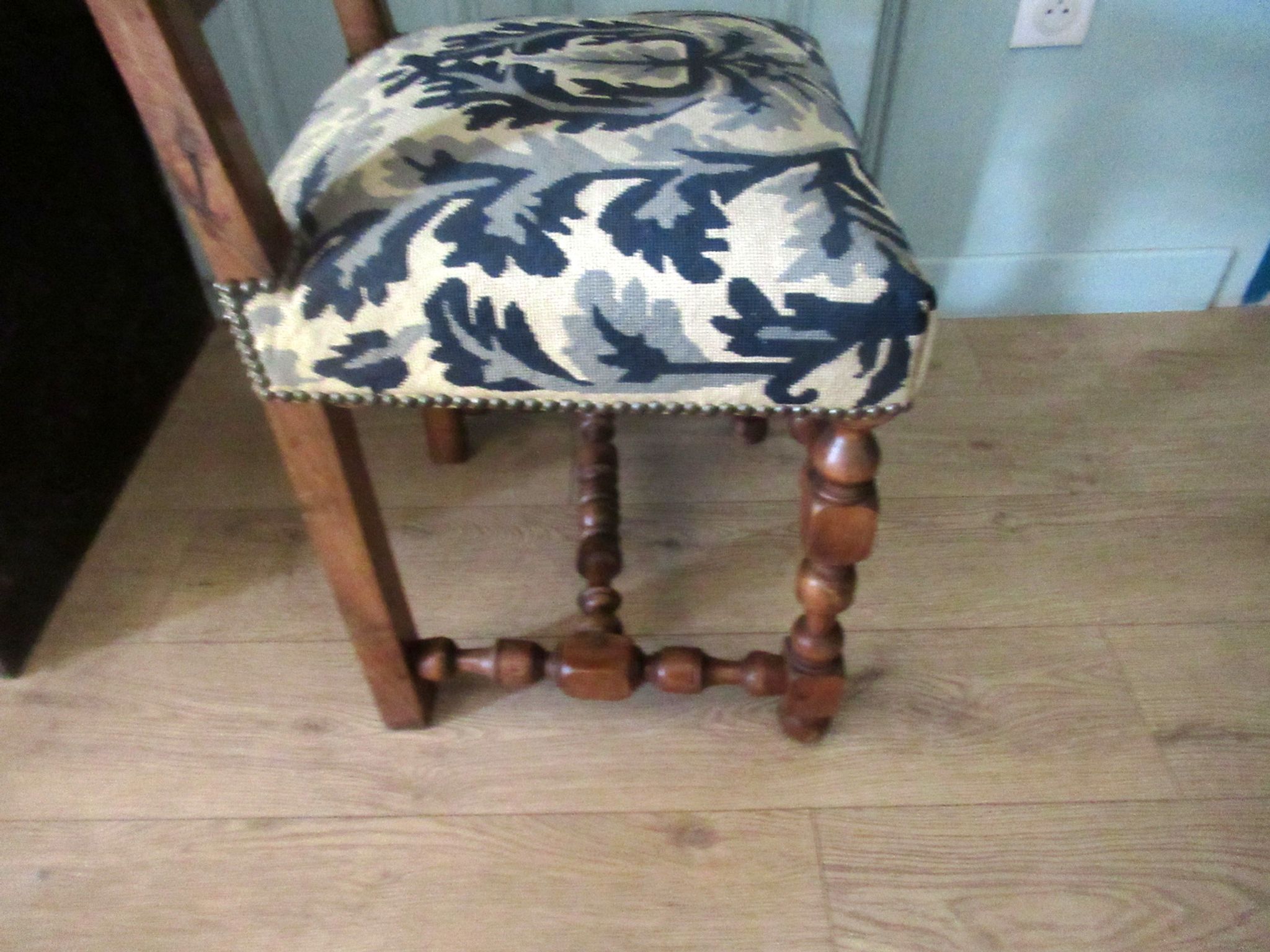 Series of 6 Louis XIII style chairs, in walnut
