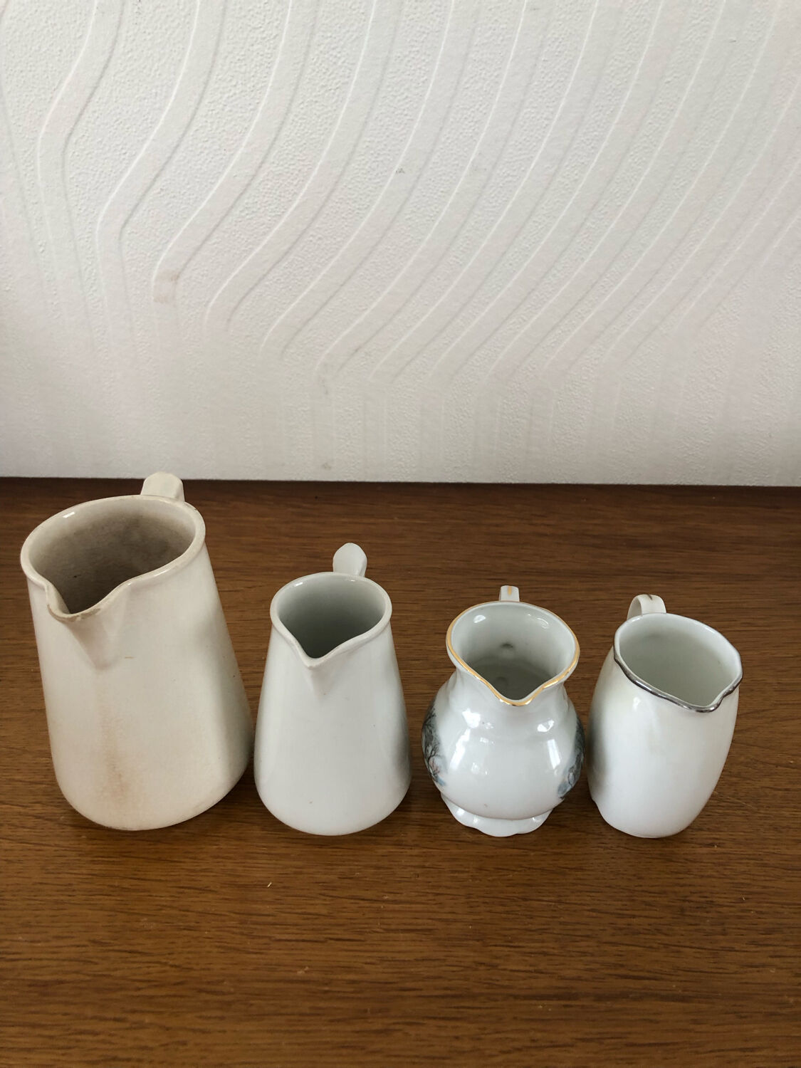 Lot de 4 cruches à lait en porcelaine Vintage