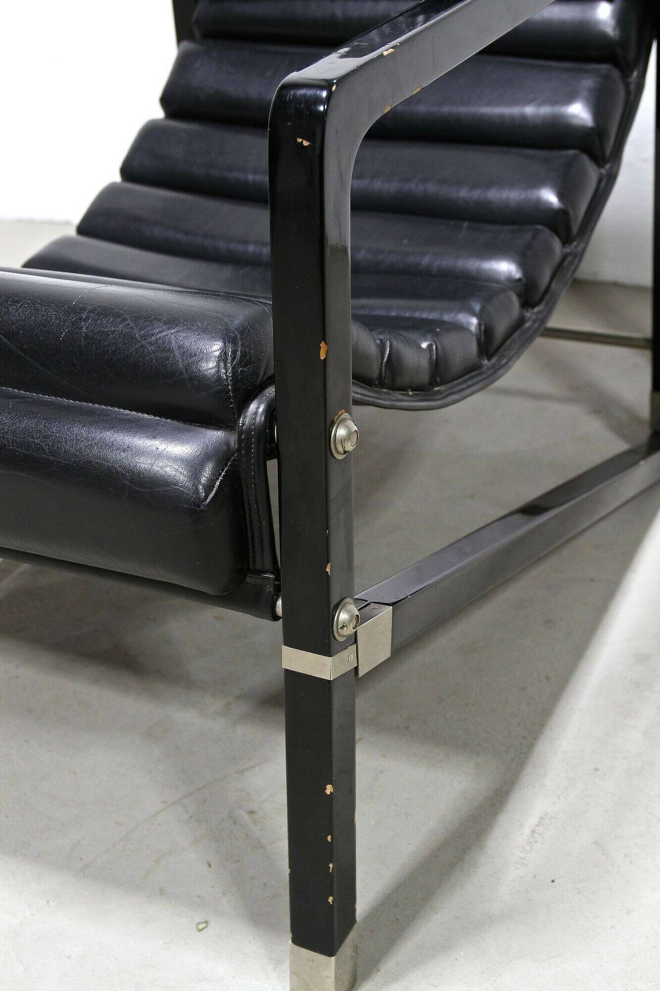 Black leather chaise longue, Eileen Gray design, 1927, France, circa 1975.