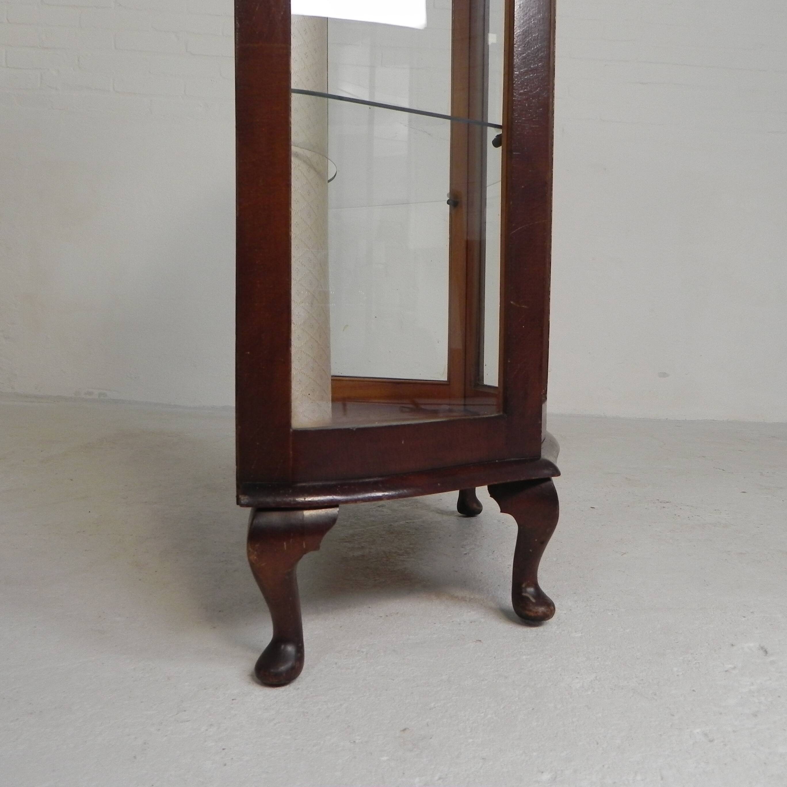 English Art Deco display cabinet on ornate legs, 1930s