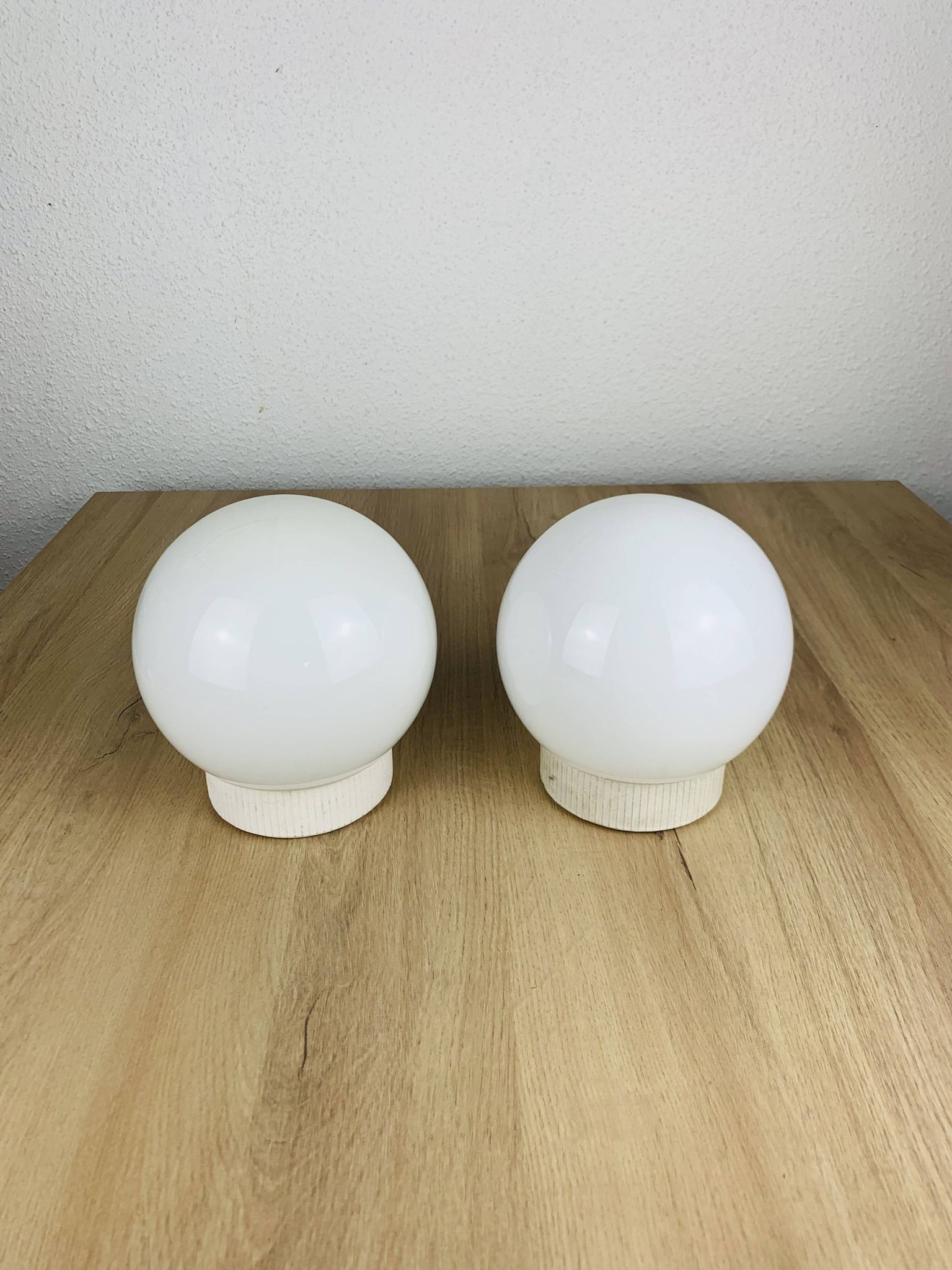 Paire d'appliques globe opaline vintage, plafonniers
