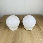 Paire d'appliques globe opaline vintage, plafonniers