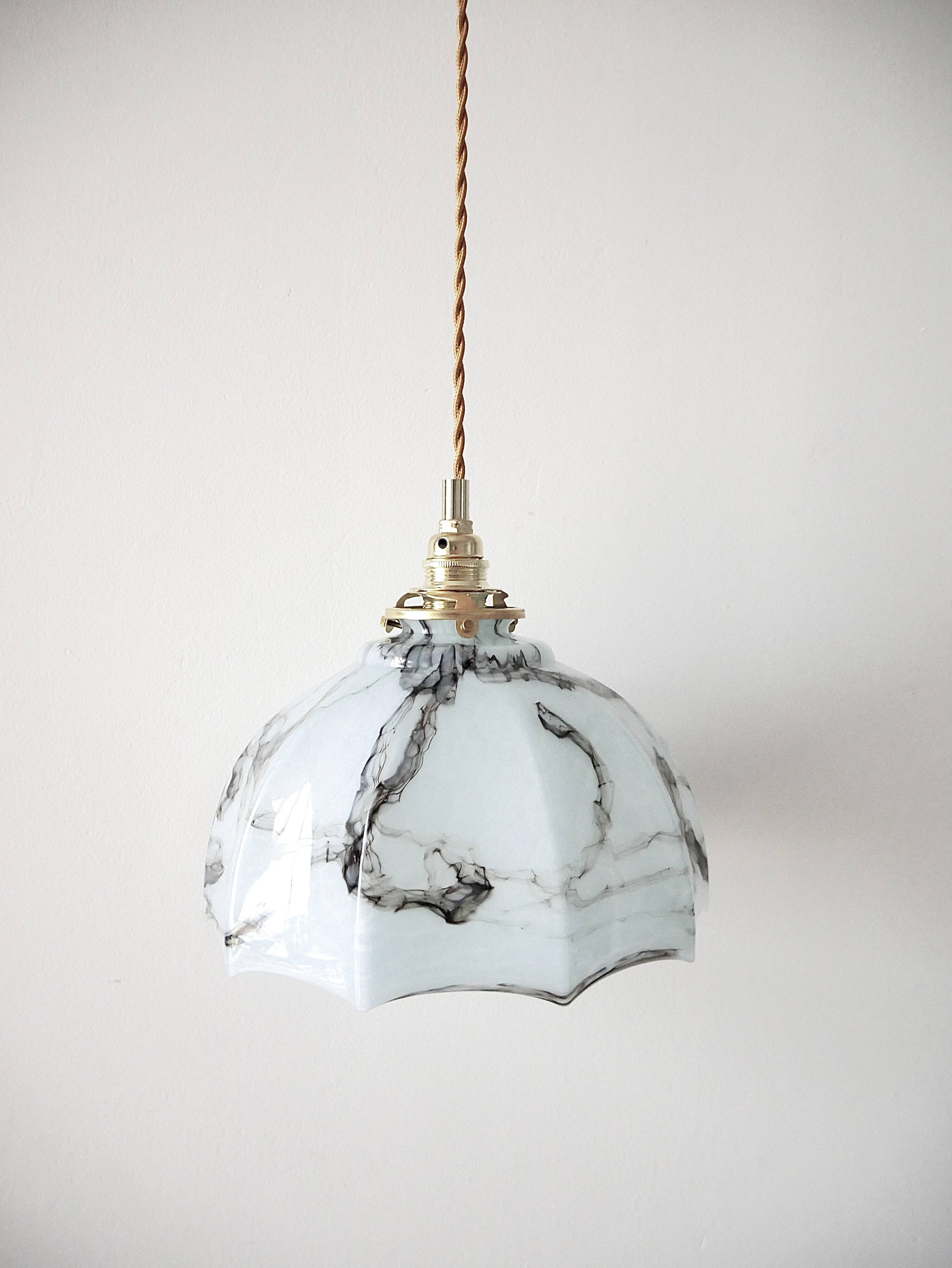 Blue opaline suspension