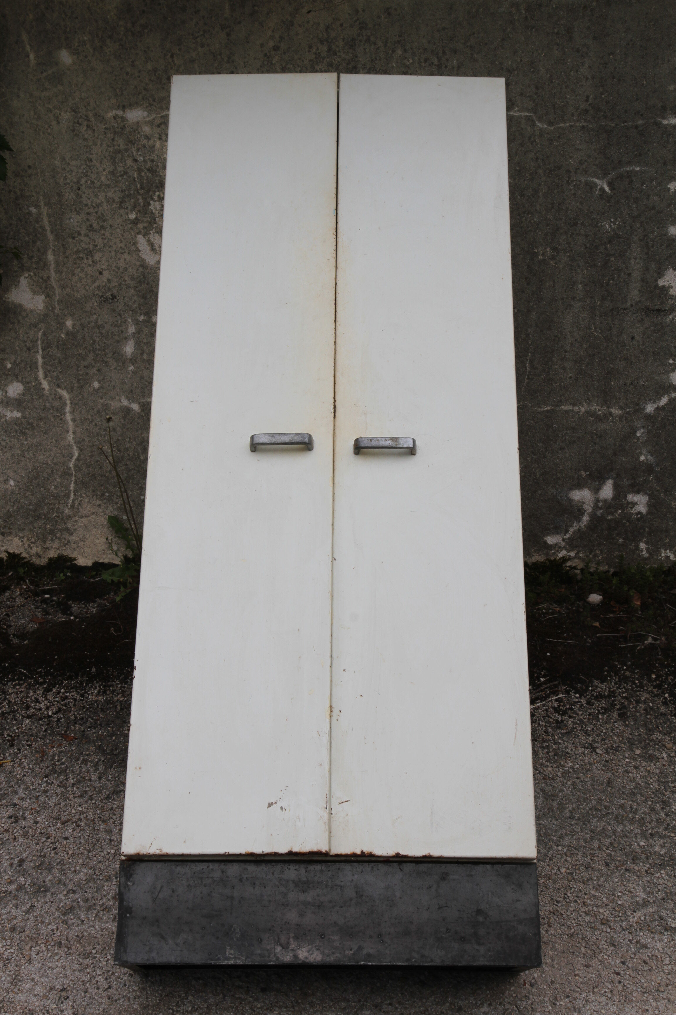 Metal infirmary cabinet from the 1950s