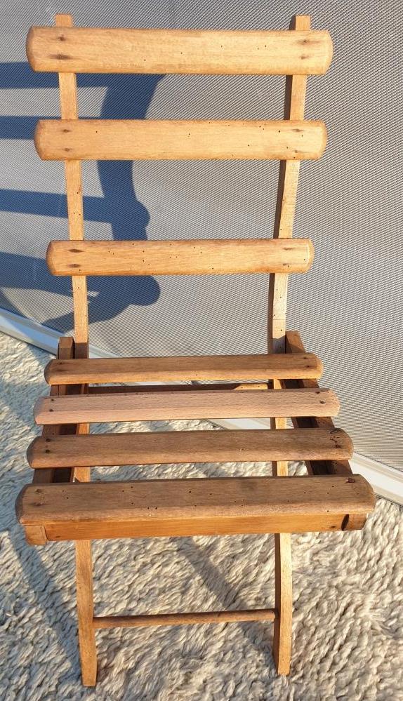Foldable children's chair with beveled wooden slats
