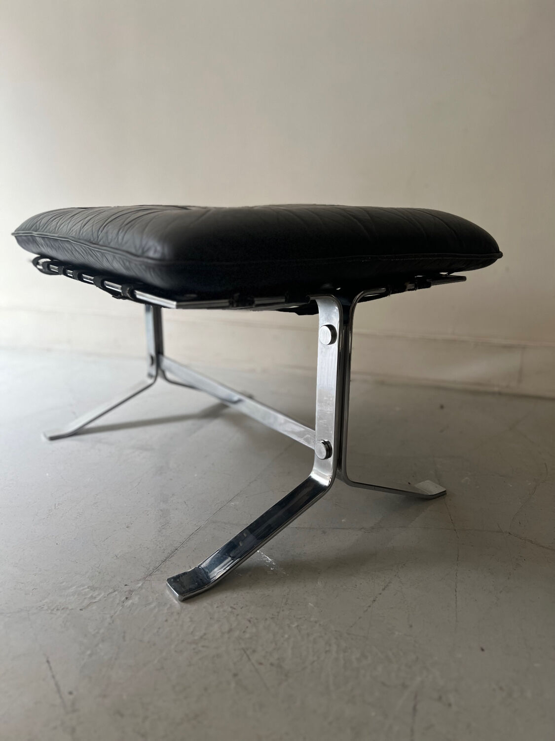 Pouf repose pied design en cuir noir et métal par Olivier Mourgue pour airborne, 1970
