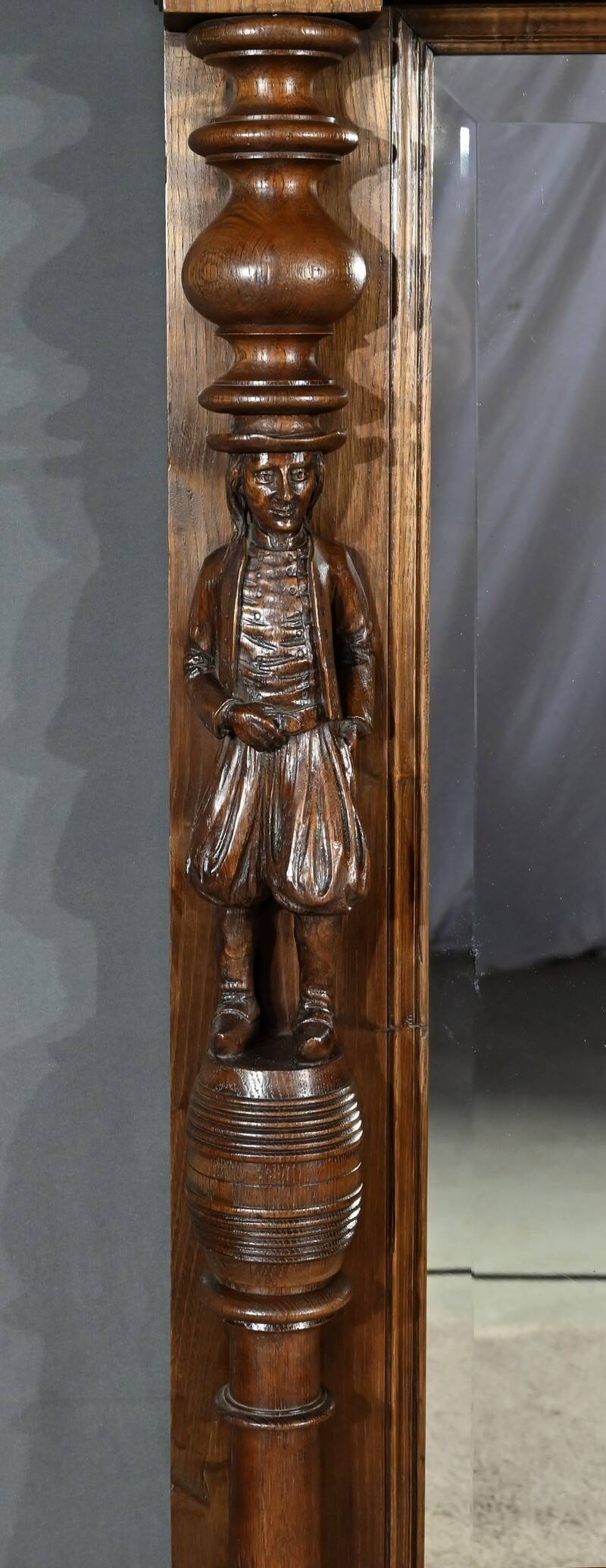 Important Regional Oak Mirror – Early 20th Century