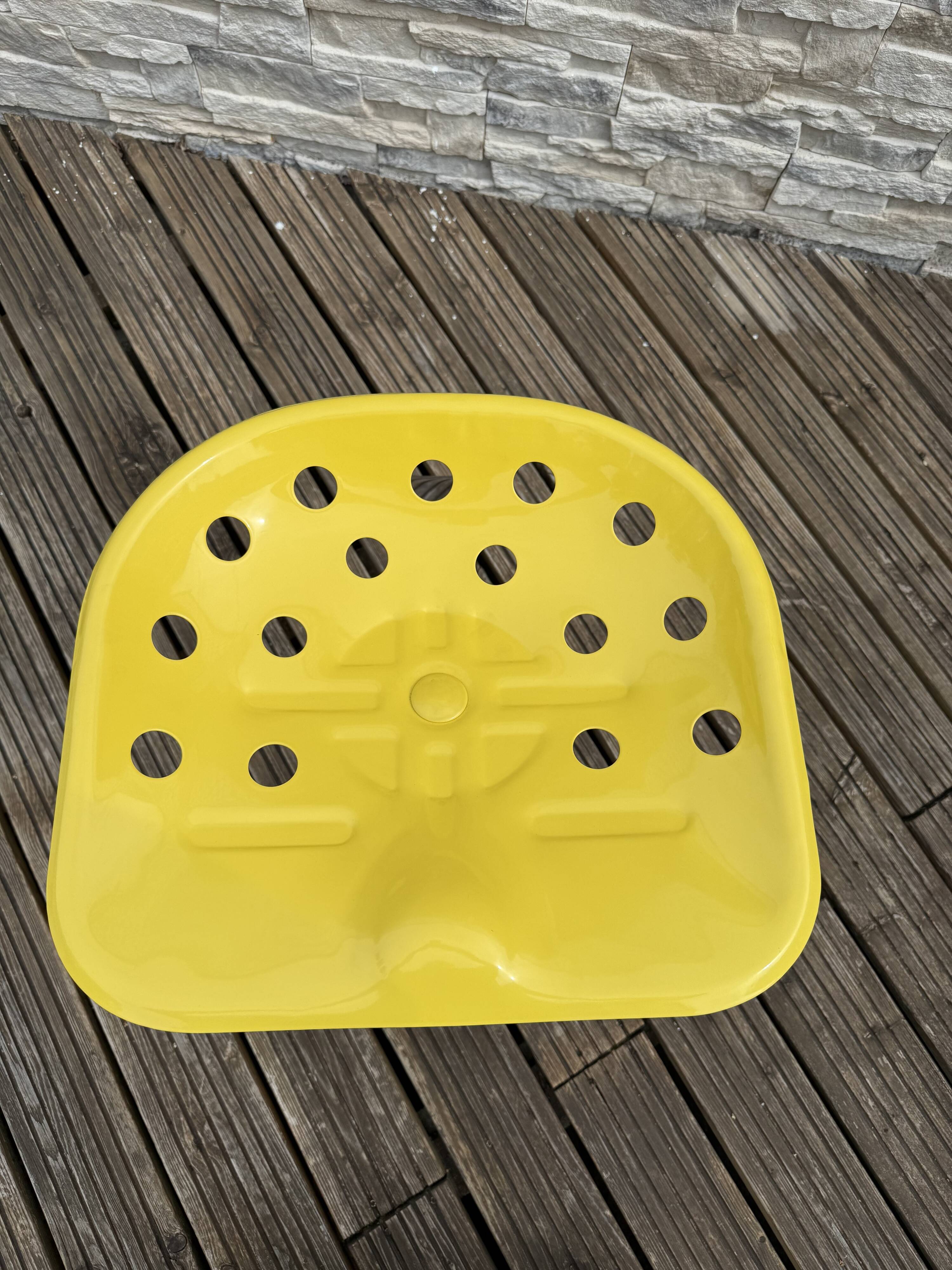 Mezzadro stool Zanotta Castiglioni Memphis Italian design Starck