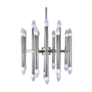 lustre en chrome milieu