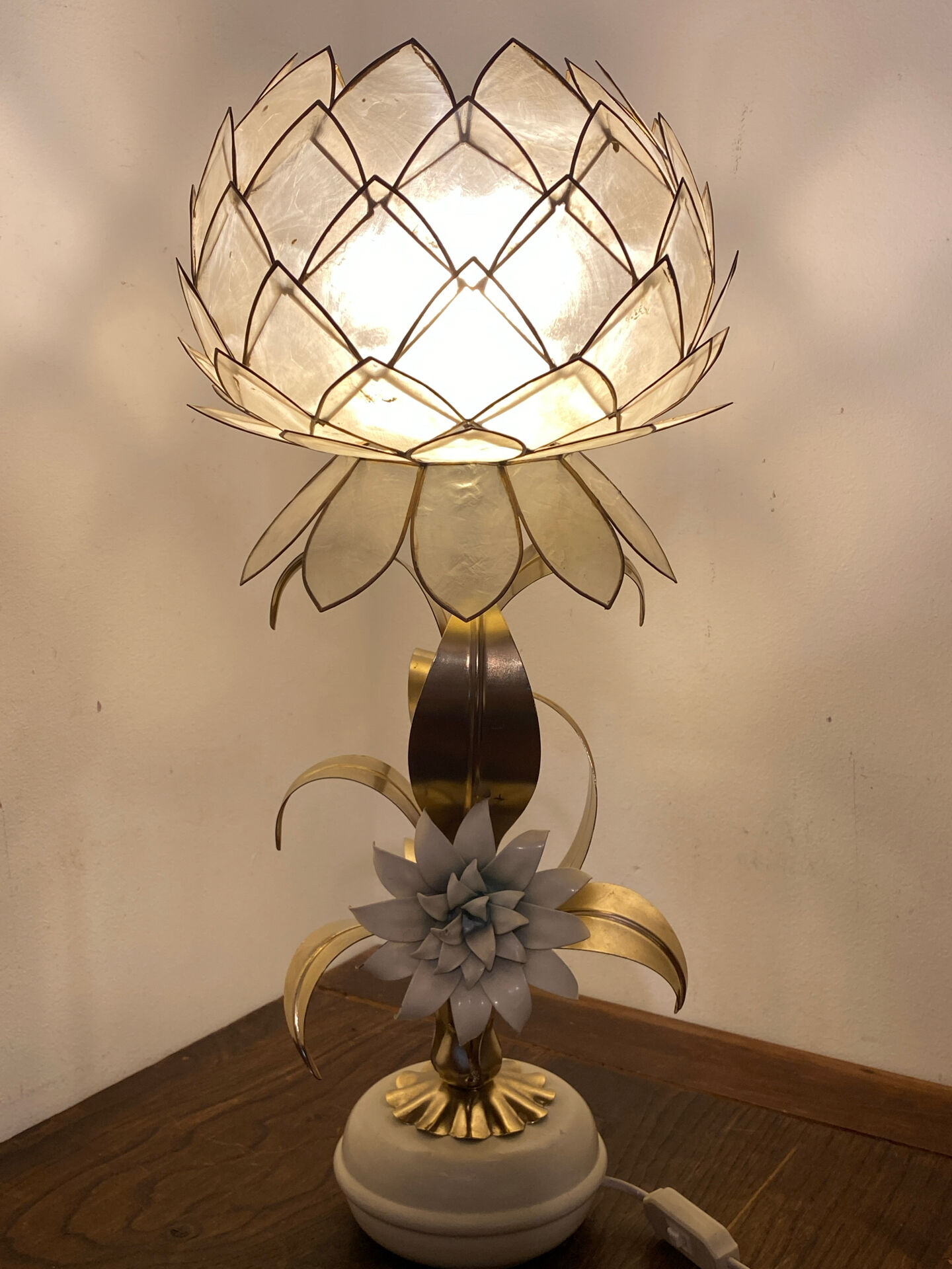 Lampe en laiton, métal et nacre