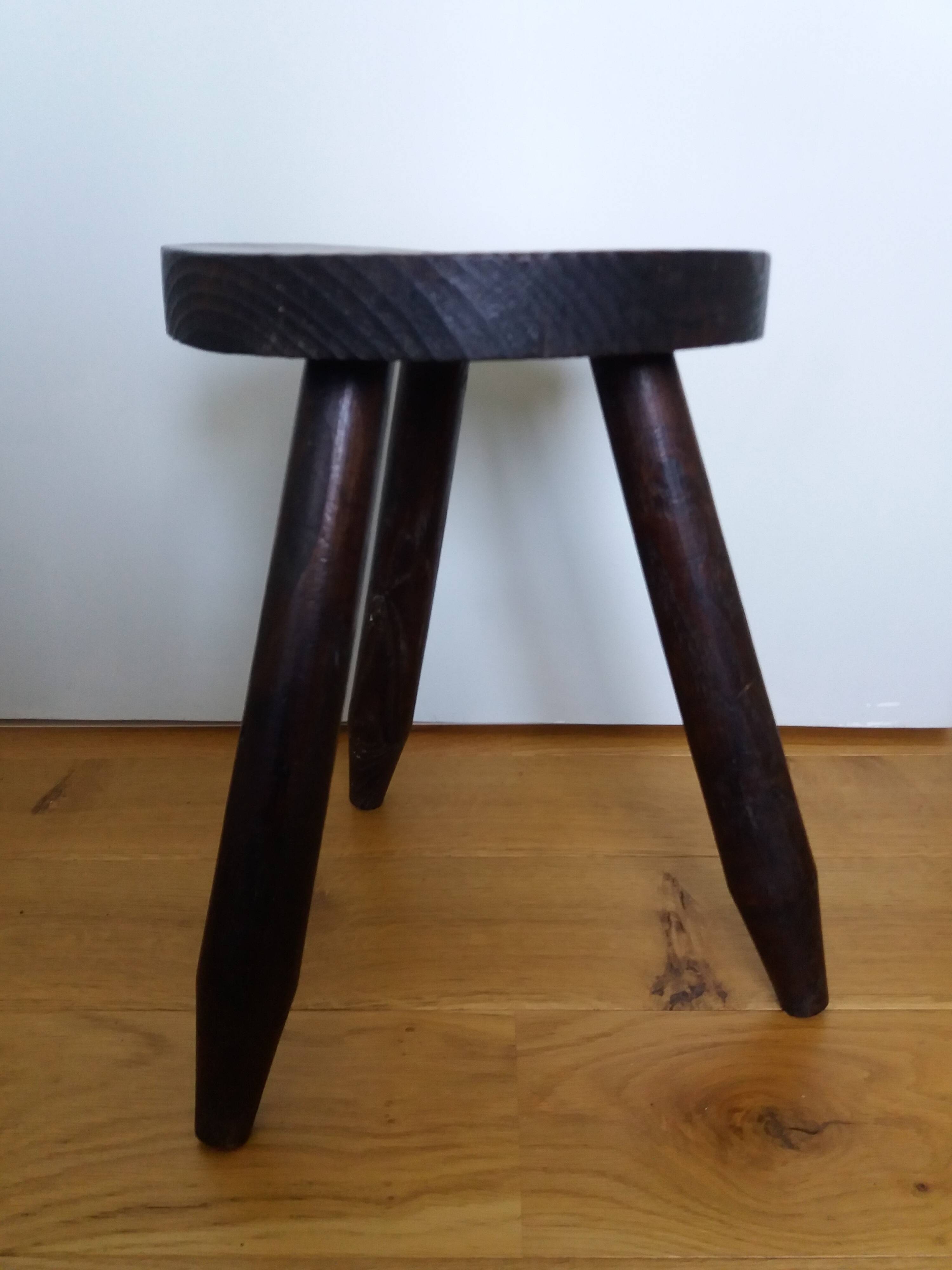 Tripod stool with pencil legs