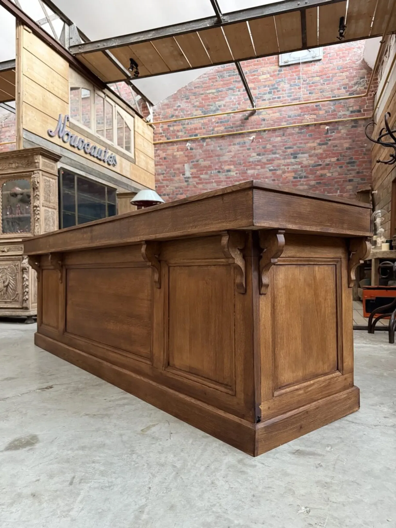 Oak counter from the early 20th century.