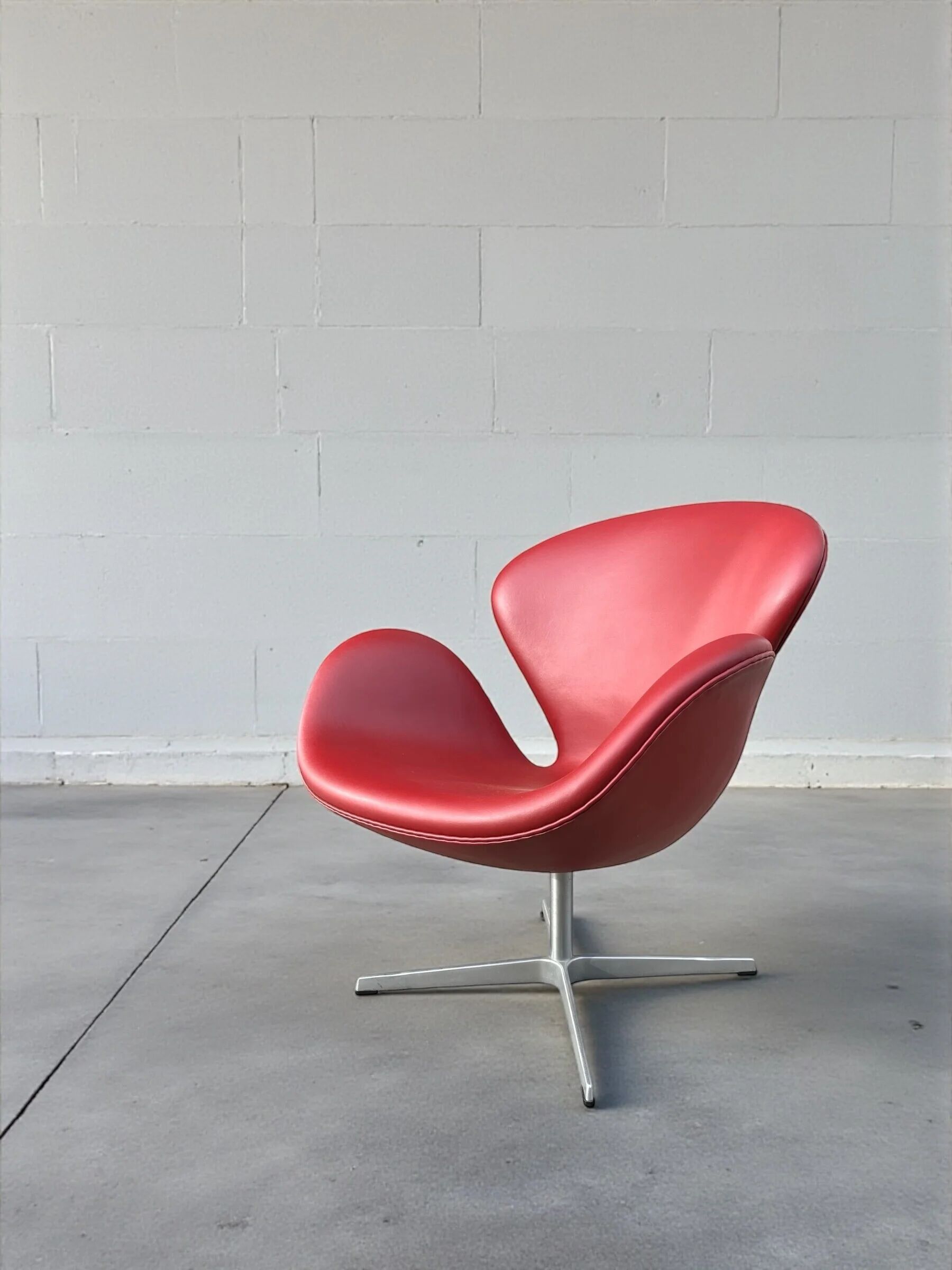 Swan chair by Arne Jacobsen for Fritz Hansen in Indian red leather