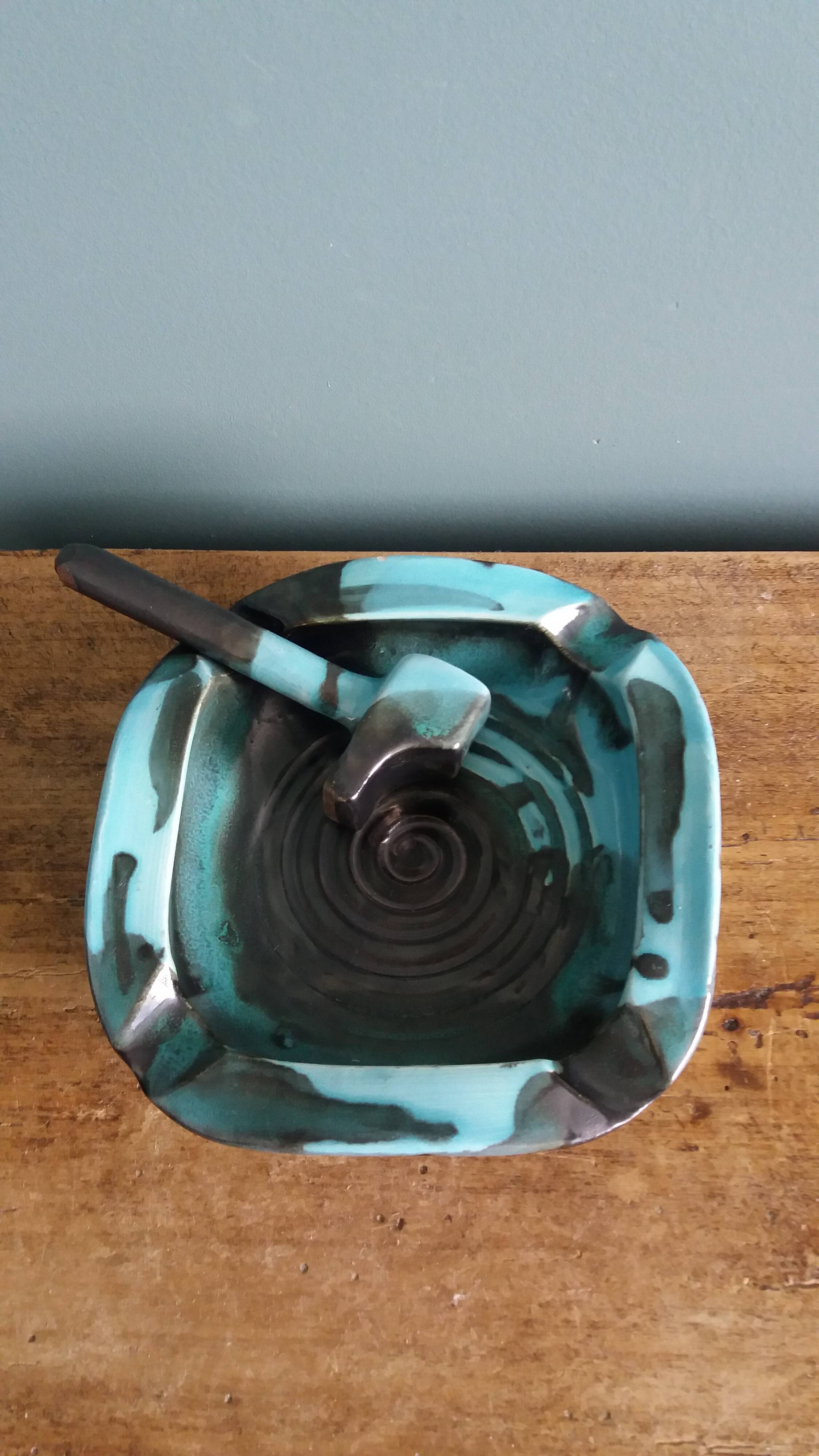 Ashtray signed by André Chaudemanche at Mezeray in Malicorne clay.