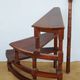 Escalier en colimaçon pour bibliothèque en bois de mahogany.