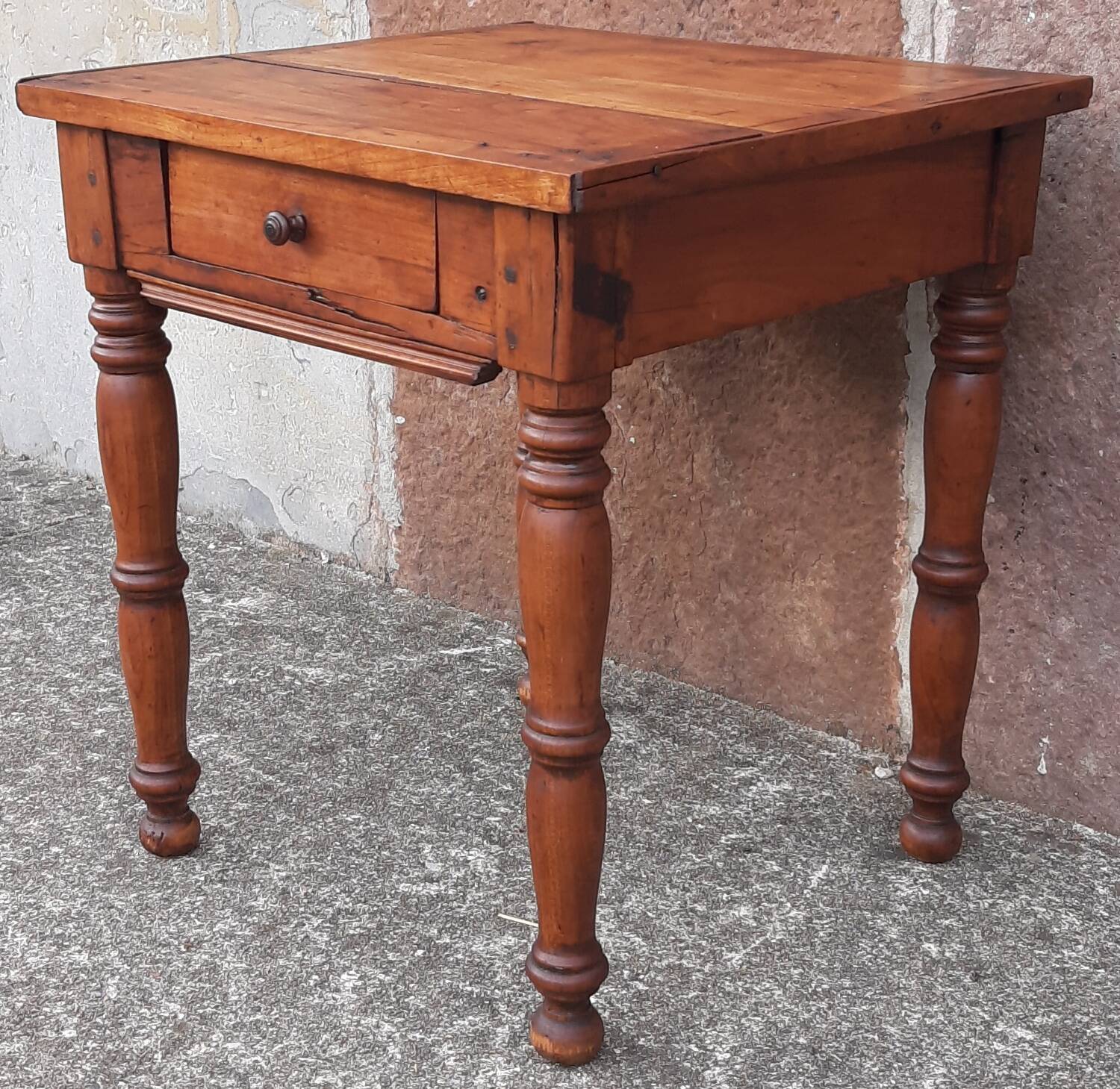 Coffee table or bedside table in wood. (With drawer)
