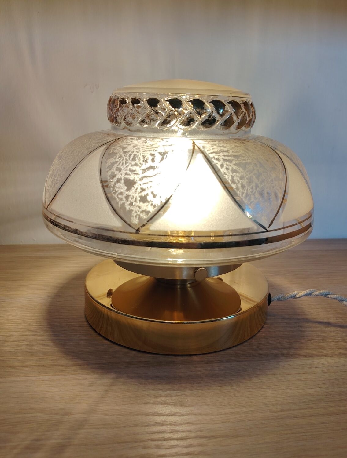 Globe lamp with light play