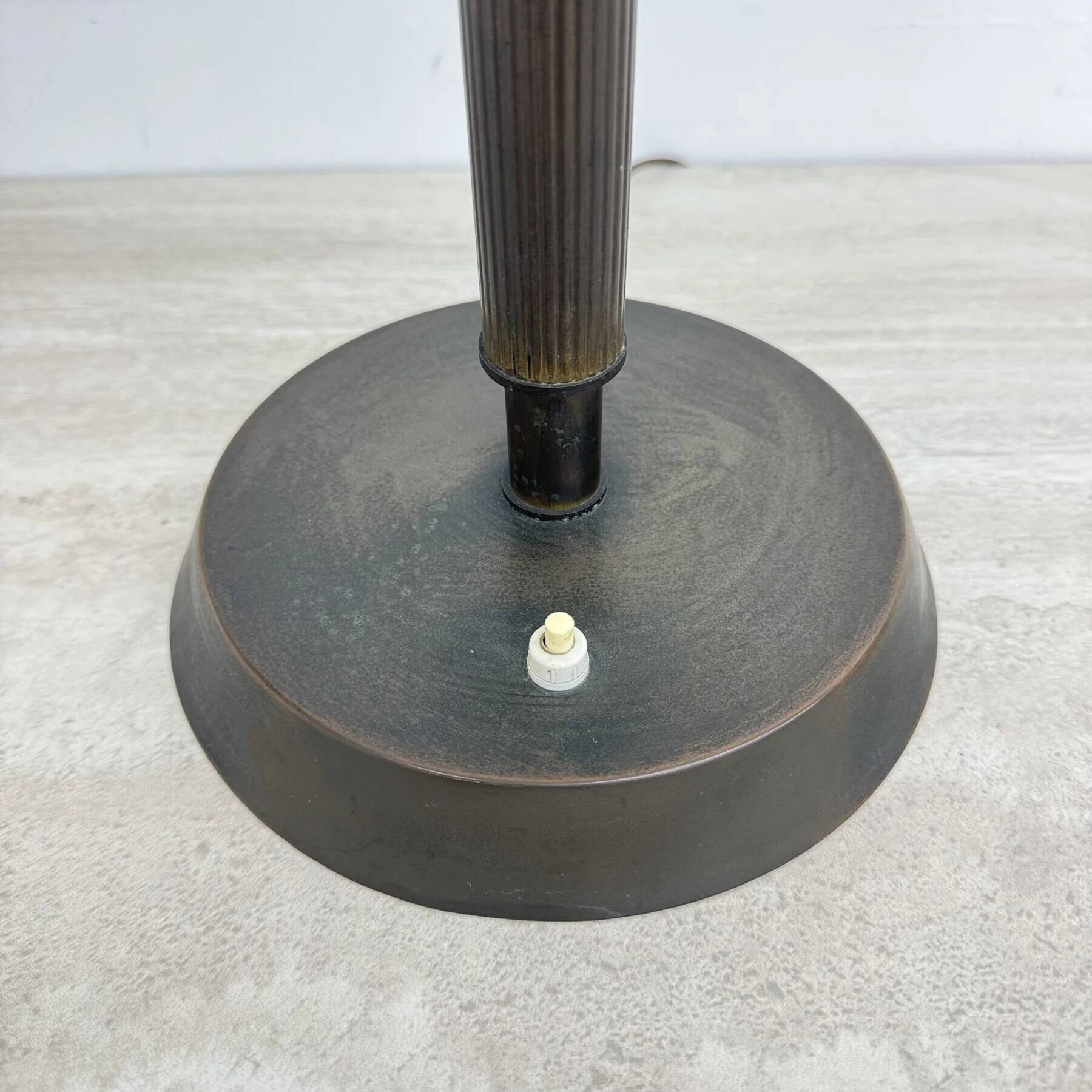 Mid-century Italian brass table desk lamp with pantograph arm, 1940s