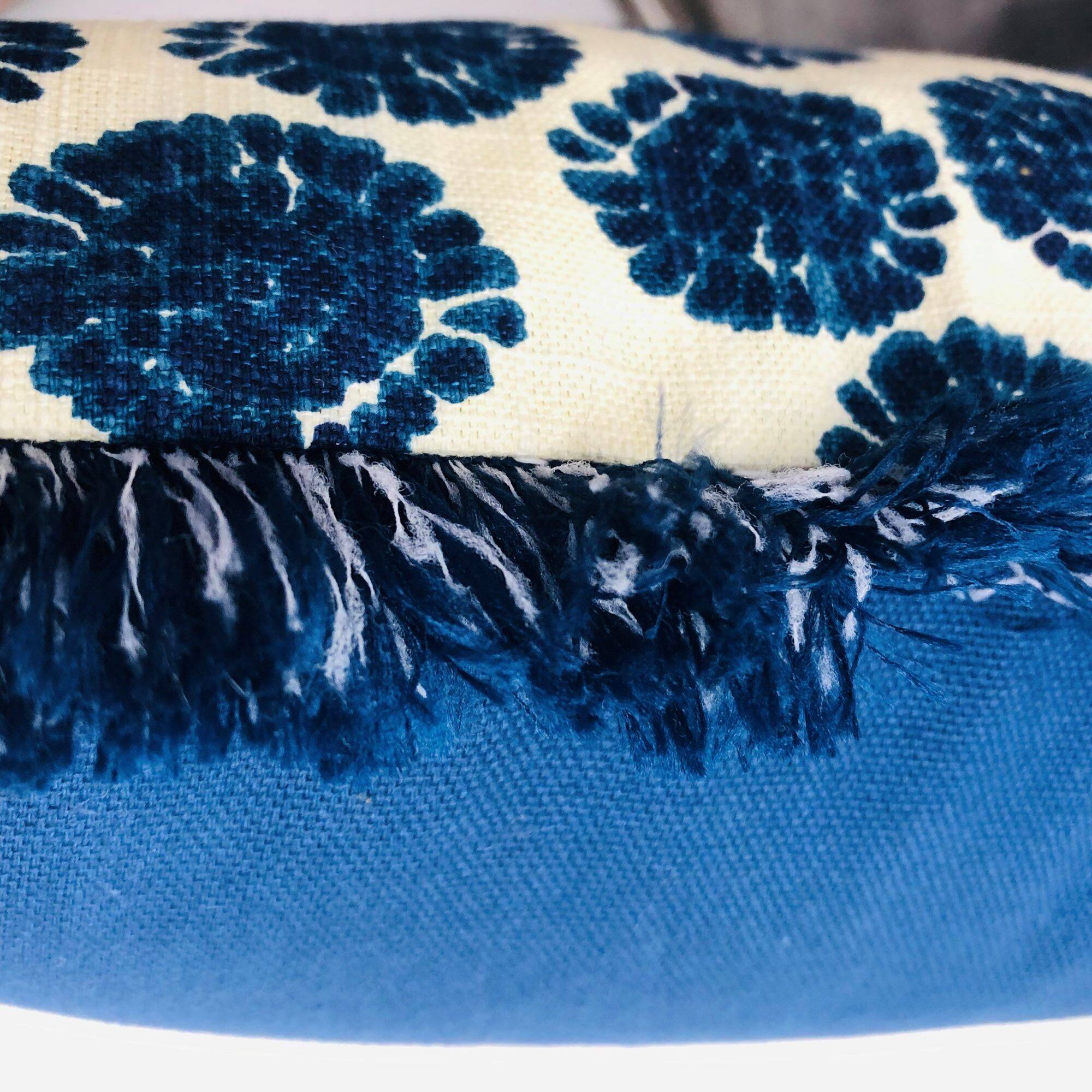 Square cushion, cover and insert. Model "Olivia".