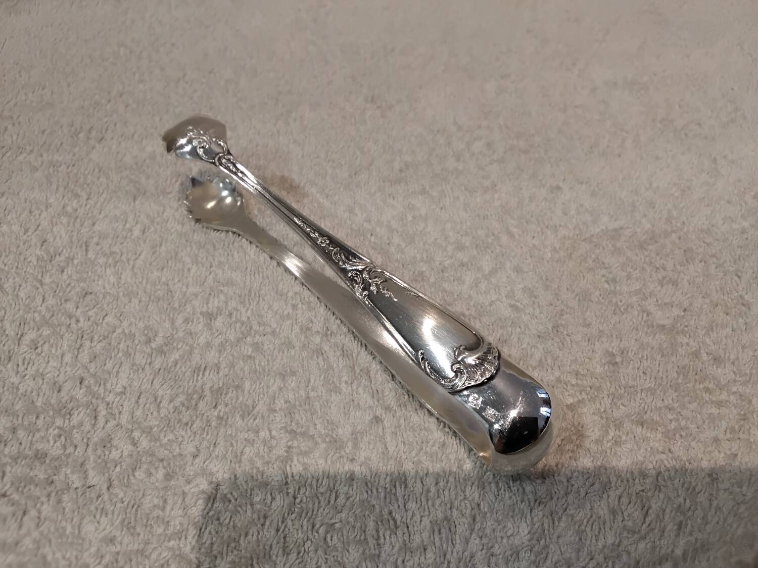 Silver-plated metal sugar tongs, Ercuis silversmith, Louis XV model, 29