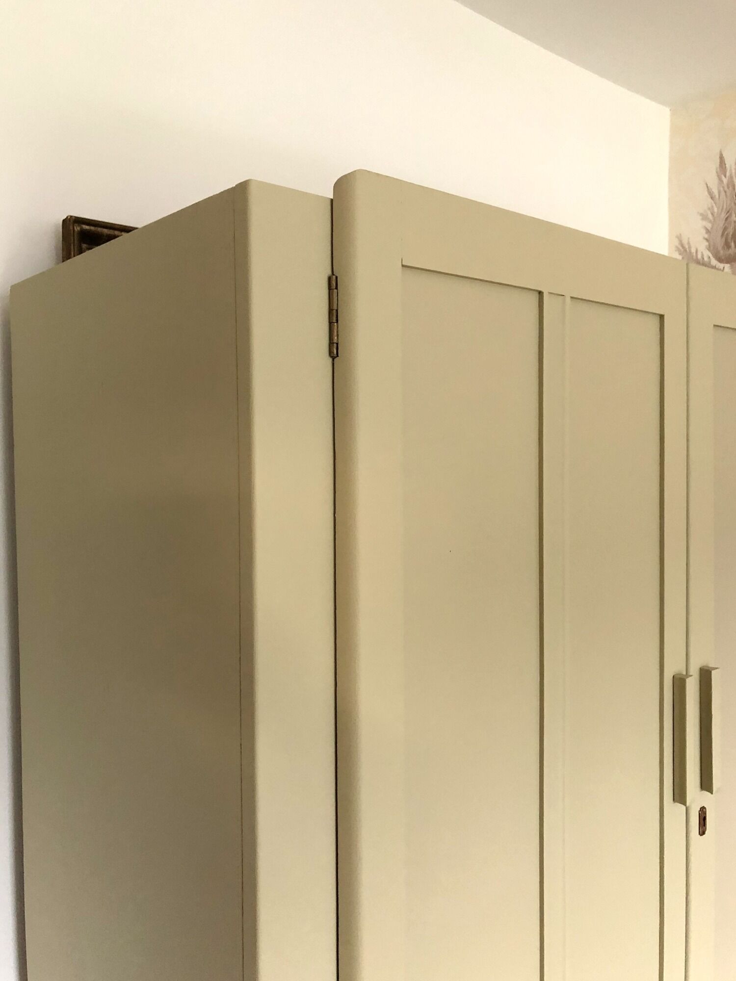 English wardrobe from the 50s/60s, restyled in Crème d'Artichaut