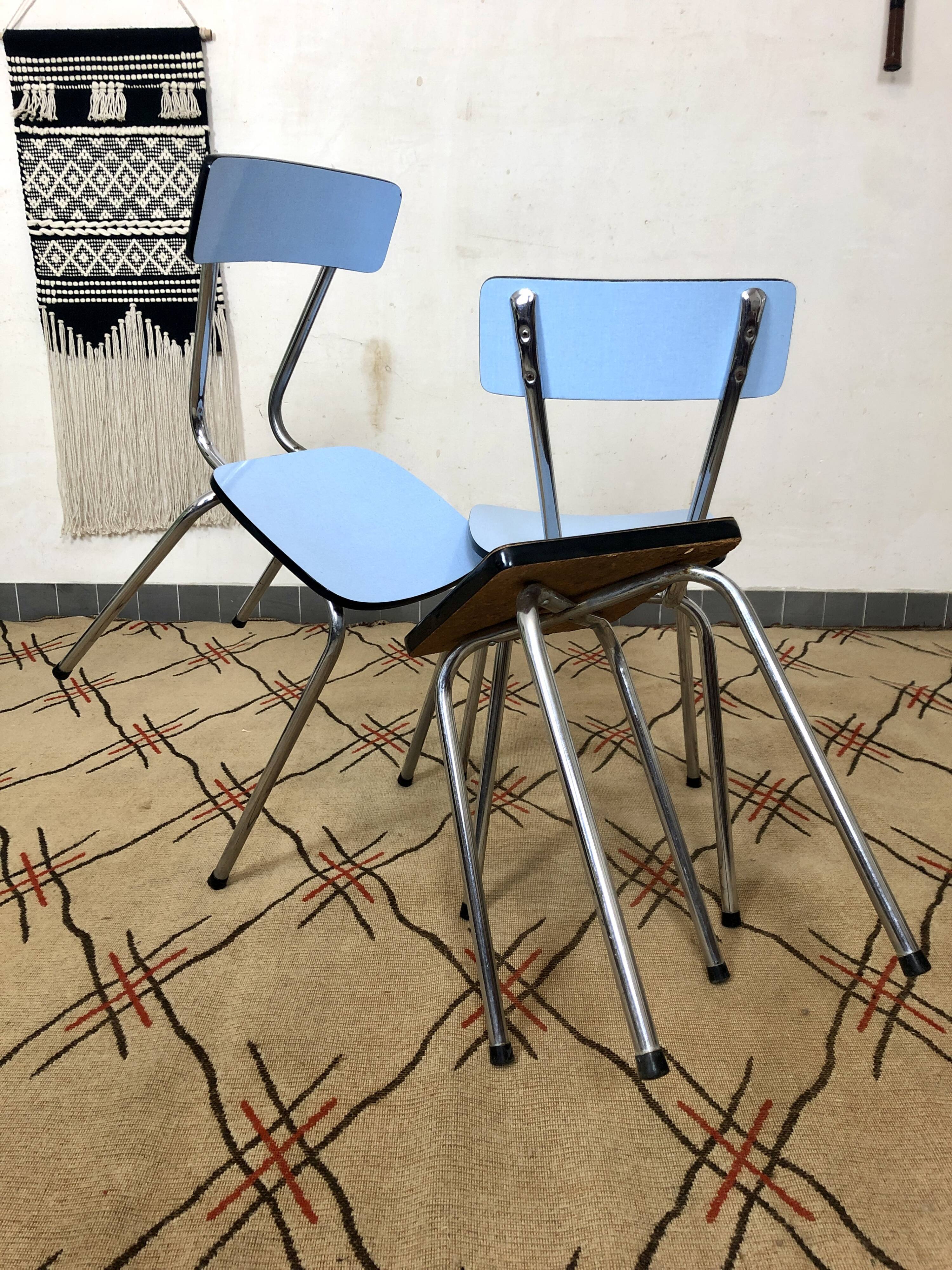 Ensemble de 2 chaises et 1 tabouret en formica