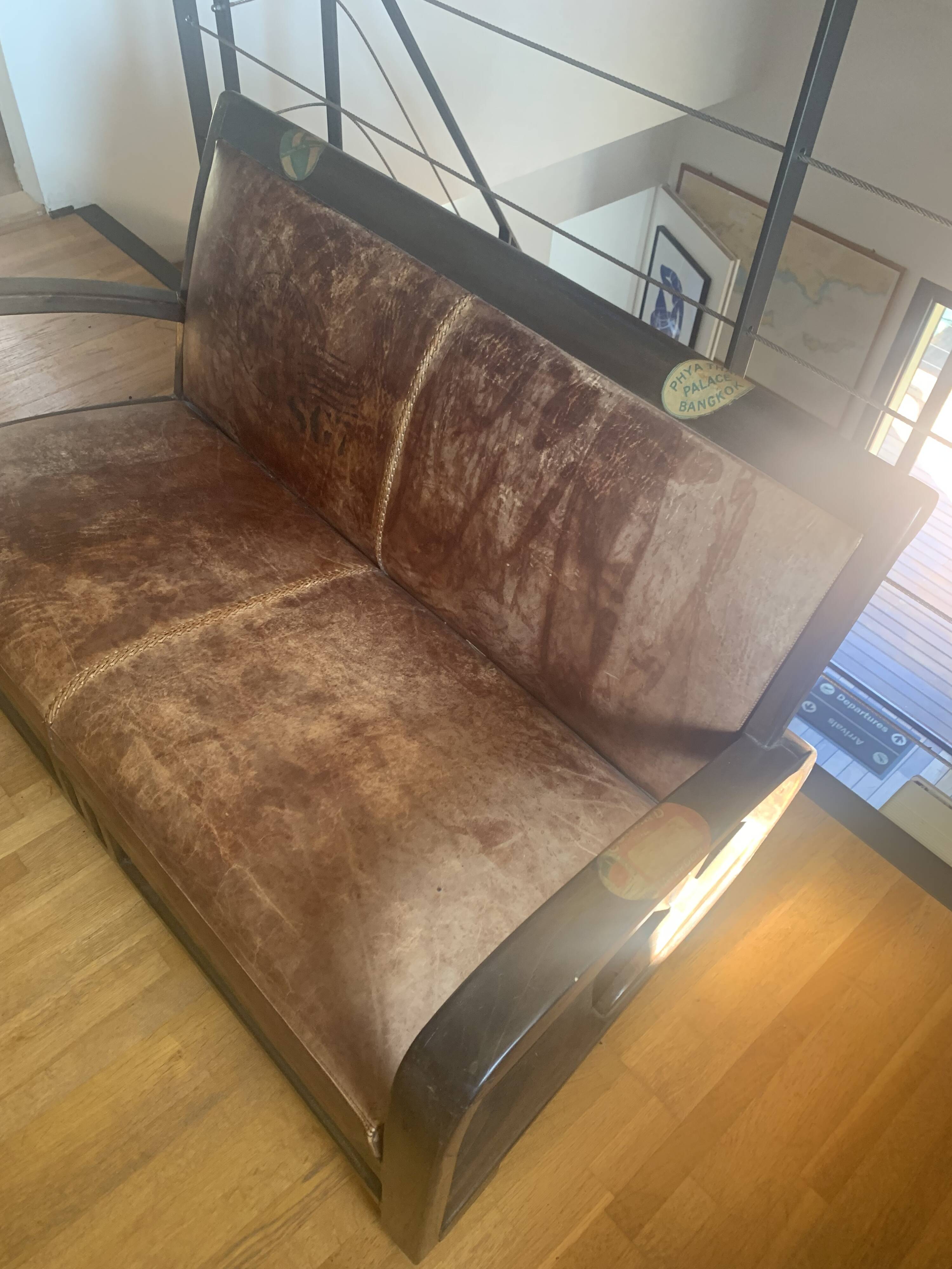 Vintage colonial-style bench in solid wood and patinated leather.