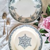 Assiettes à dessert anciennes en terre de ferré accompagnées d'un plat