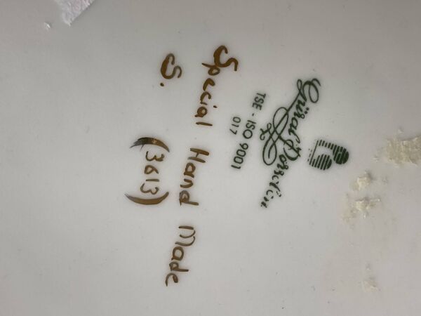 Assiette décorative Güral Porselen – Porcelaine turque – Monture métal arge