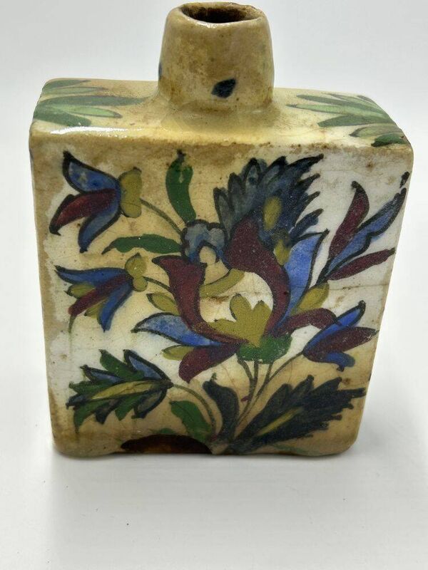 Flacon Iznik à décor floral, Perse , 19ème siècle