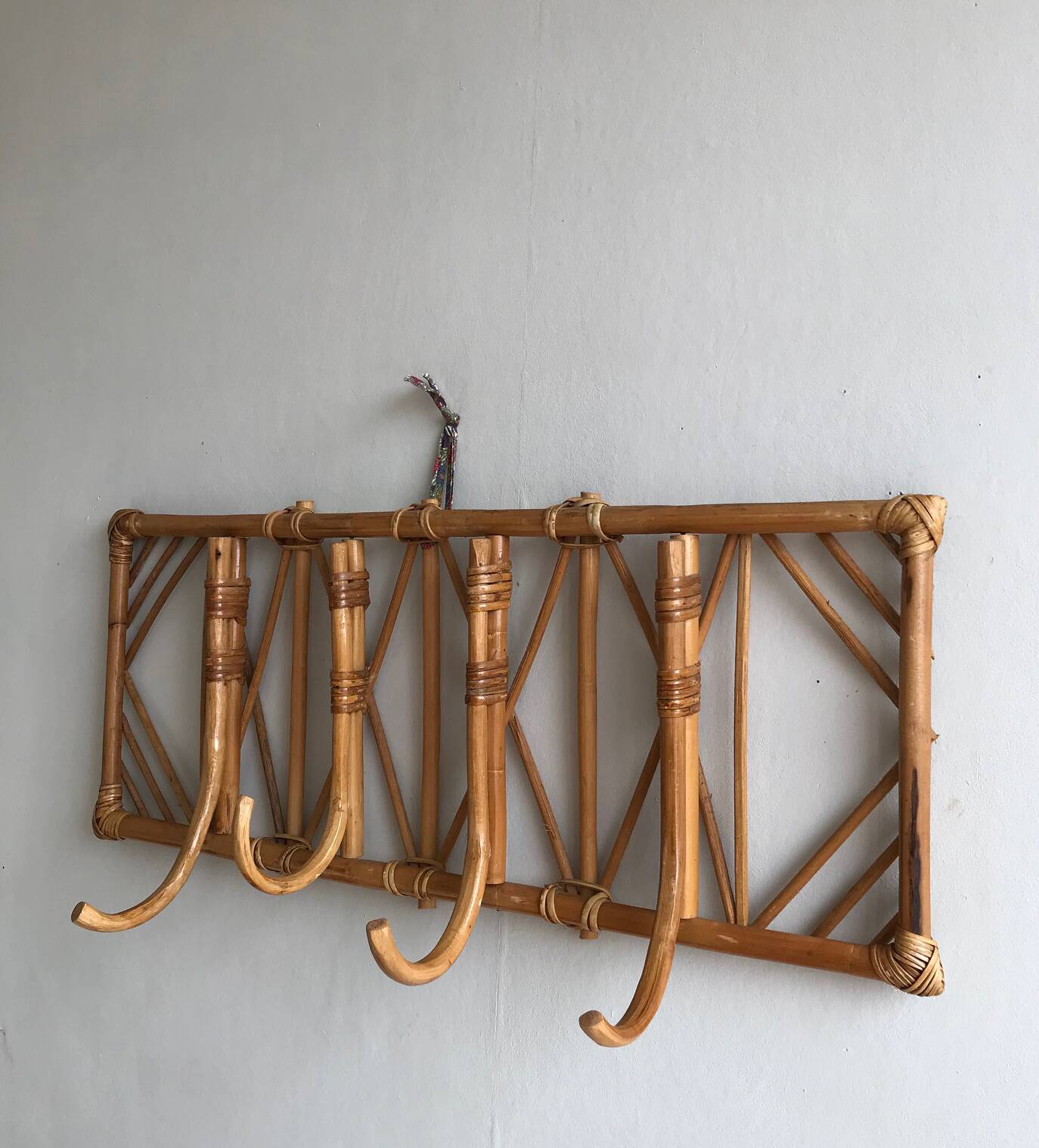 Portemanteau mural en bambou et rotin  - 1960/70